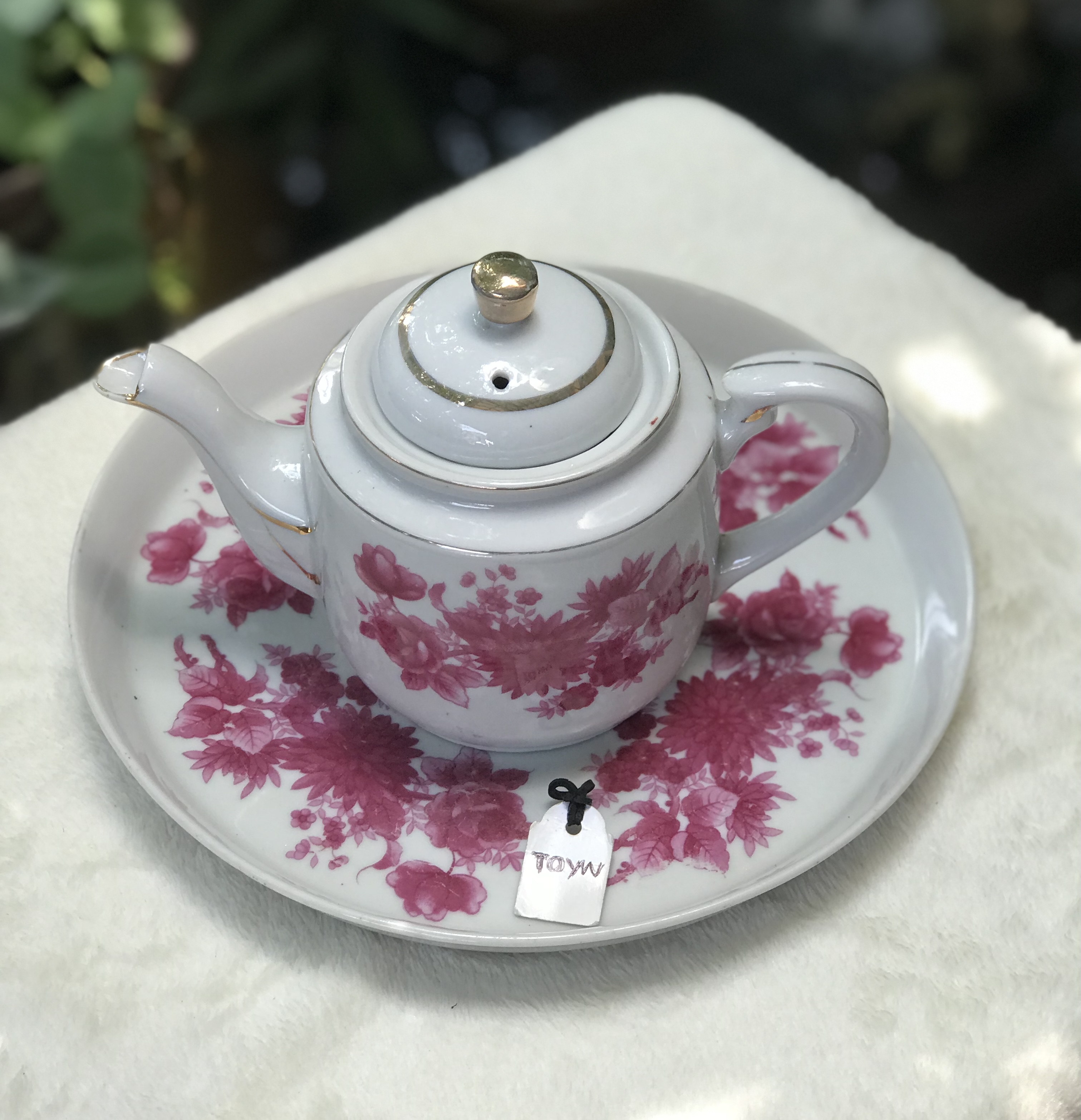 Tea Pot Set ชุดกาน้ำชาพร้อมถาดรอง ลายดอกแดง ดอกสวยสีสด น้ำทองเข้ม