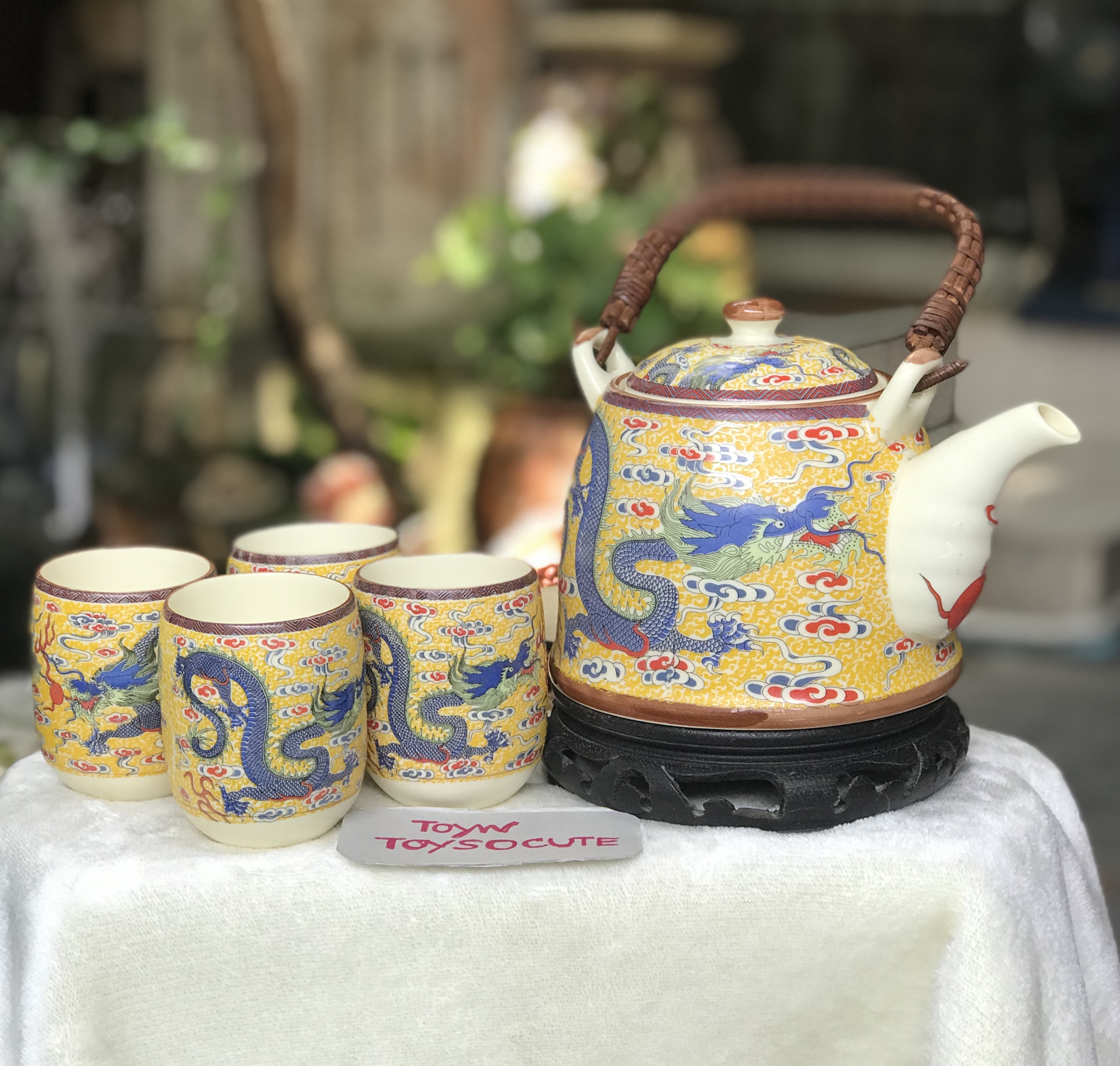 ￼Porcelain Tea Pot Set ไม่รวมกี๋ กาน้ำชาเนื้อกระเบื้องพร้อมจอก ลายมังกรห้าเล็บ สีเหลือง หูจับหวาย