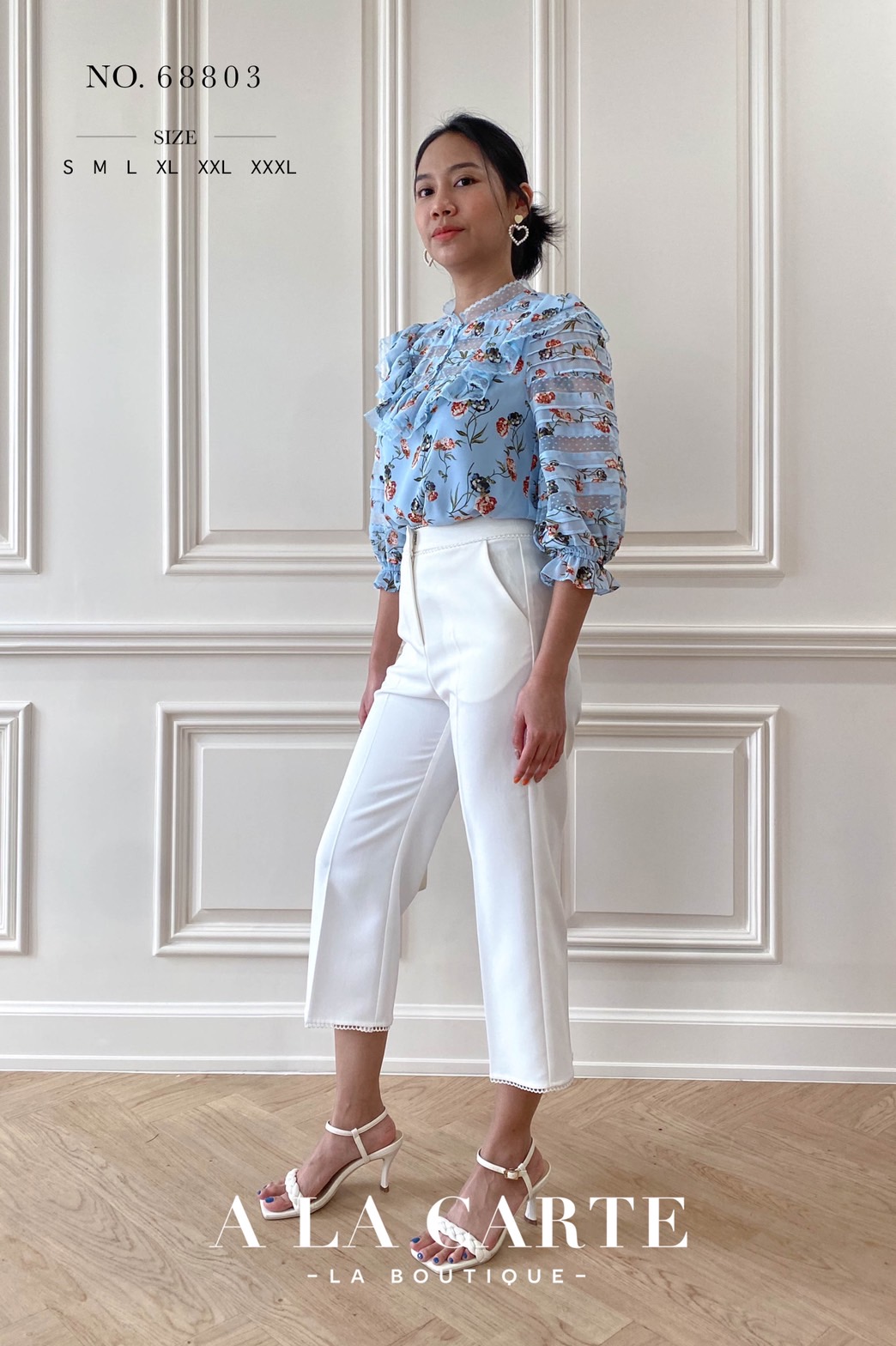 68803🍁A La Carte⚘️ 🍁เสื้อชีฟองพิมพ์ลาย ดีเทลตัดสลับทริมลูกไม้แบบชิ้นต่อชิ้น เรียงกันที่ช่วงอกและแขนเสื้อ คอปลดกระดุมได้ มีระบายโค้งรอบคอ แขนเสื้อ 3 ส่วนสม็อกยางยืดมีระบาย สีชมพู M สีฟ้า S สีดำ M,XL,2-XL