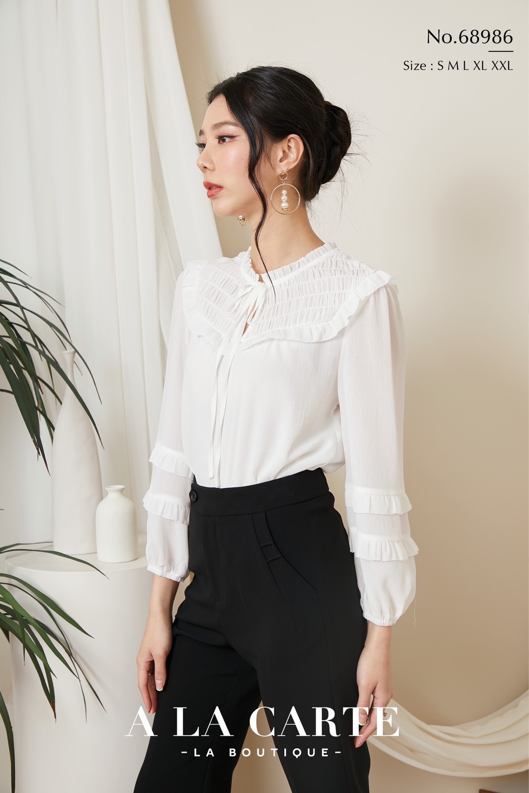 68986 A La Carte เสื้อชีฟองสีพื้นเนื้อเยื่อไม้เท็กเจอร์จุดในตัว สม็อกช่วงอกหน้าหลัง ทรงคอกลมผ่าวีผูกโบว์ปรับผูกเองได้ ทรงแขนยาว ตัดต่อระบาย 2 ชั้นใส่ยางยืดที่ขอบแขน สีขาว M,L,2XL เขียว L กรม S,M,XL