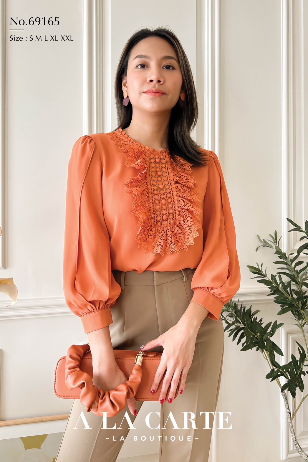 69165 เสื้อ A La Carte ผ้าชีฟองสีพื้นแขน 3 ส่วน ผ้าเนื้อทรายมีน้ำหนักทิ้งตัวสวย แต่งลูกไม้เนื้อทอช่วงอก ติดกระดุมหลอกช่วงอก คอแต่งทริมลูกไม้ แขนป้ายทับทรงพองสวยหรู💐สี ฟ้า S,2XL