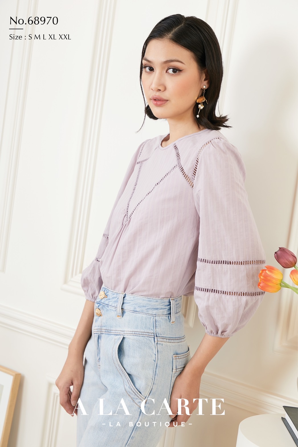 68970🔮🎀🦄A La Carte🦋 เสื้อคอตตอนแขน 3 ส่วน มีเท็กเจอร์ริ้วในตัว ตัดต่อทริมลูกไม้กราฟฟิค แทรกต่อช่วงหัวไหล่และอกเป็นทรงวีดูเพรียวขึ้น มีซับใน แขนตัดต่อทริมขอบแขนยางยืด 🌸สีขาว S,M,L ดำ S,M,XL,2XL ม่วง S-2XL