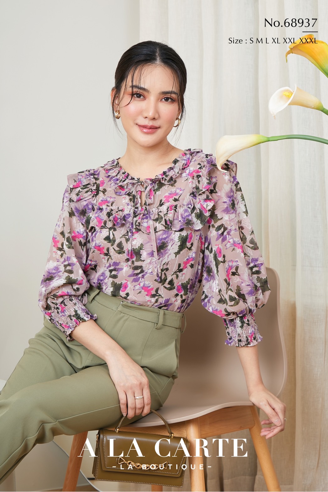68937 เสื้อ A La Carte เสื้อชีฟองพิมพ์ลายดอกแขน 3 ส่วน เนื้อผ้ามีเท็กเจอร์ในตัว มีซับใน มีระบายที่คอและรอบอก เจาะวีด้านหน้าและผูกโบ ปลายแขนสม็อกสวยหรู สีดำ S,2XL