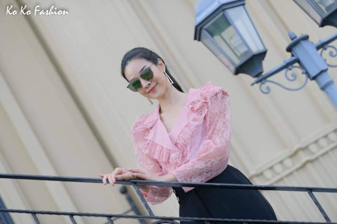 Koko fashion เสื้อลูกไม้แขนยาว ดีเทลคอปก มีระบาย แต่งกระดุมหน้า ผ้าลูกไม้มีความยืดหยุ่น ไม่มีซับ ค่ะ สีน้ำเงิน S,M สีชมพู M สีขาว M
