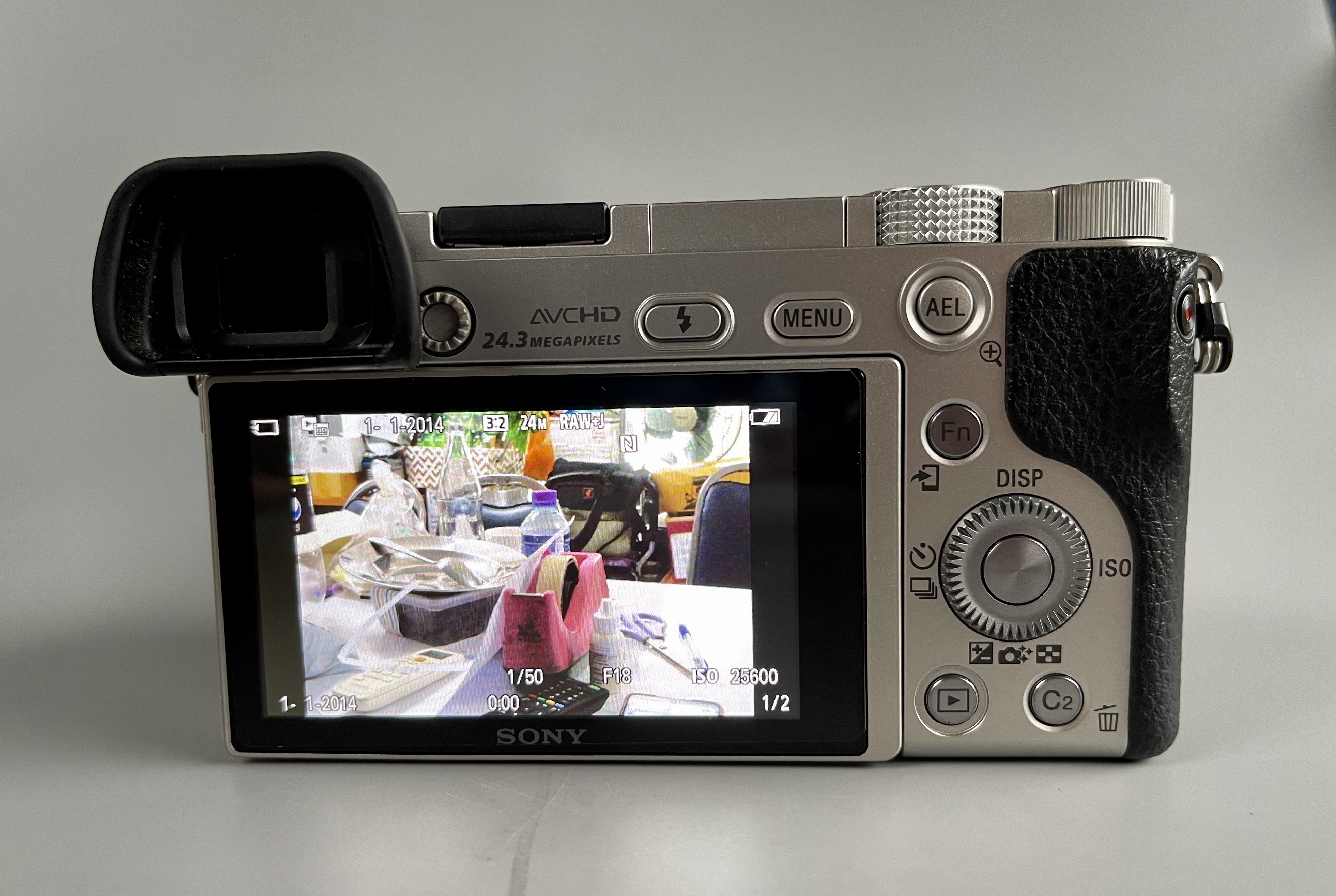 ขาย Sony A6000 พร้อมเลนส์ 16-50 OSS และเลนส์ 50mm f1.8 OSS หมดประกันศูนย์ ชัตเตอร์น้อย 2354 สภาพสวยใช้น้อย