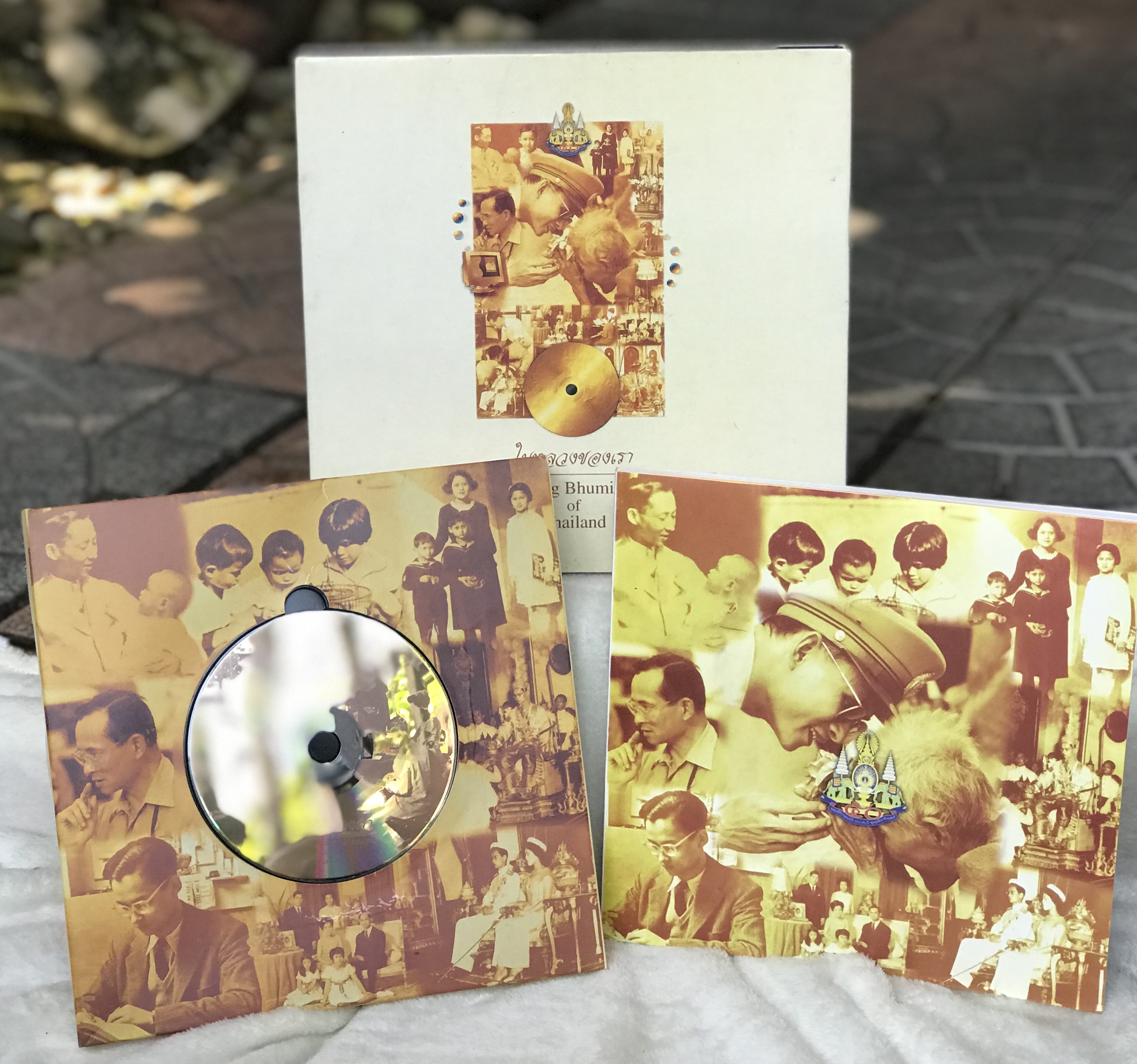 เก่าเก็บBox Set-CD พร้อมหนังสือในหลวงของเรา His Majesty King Bhumibol Adulyadej Thailand เฉลิมพระเกียรติ รัชกาลที่ 9