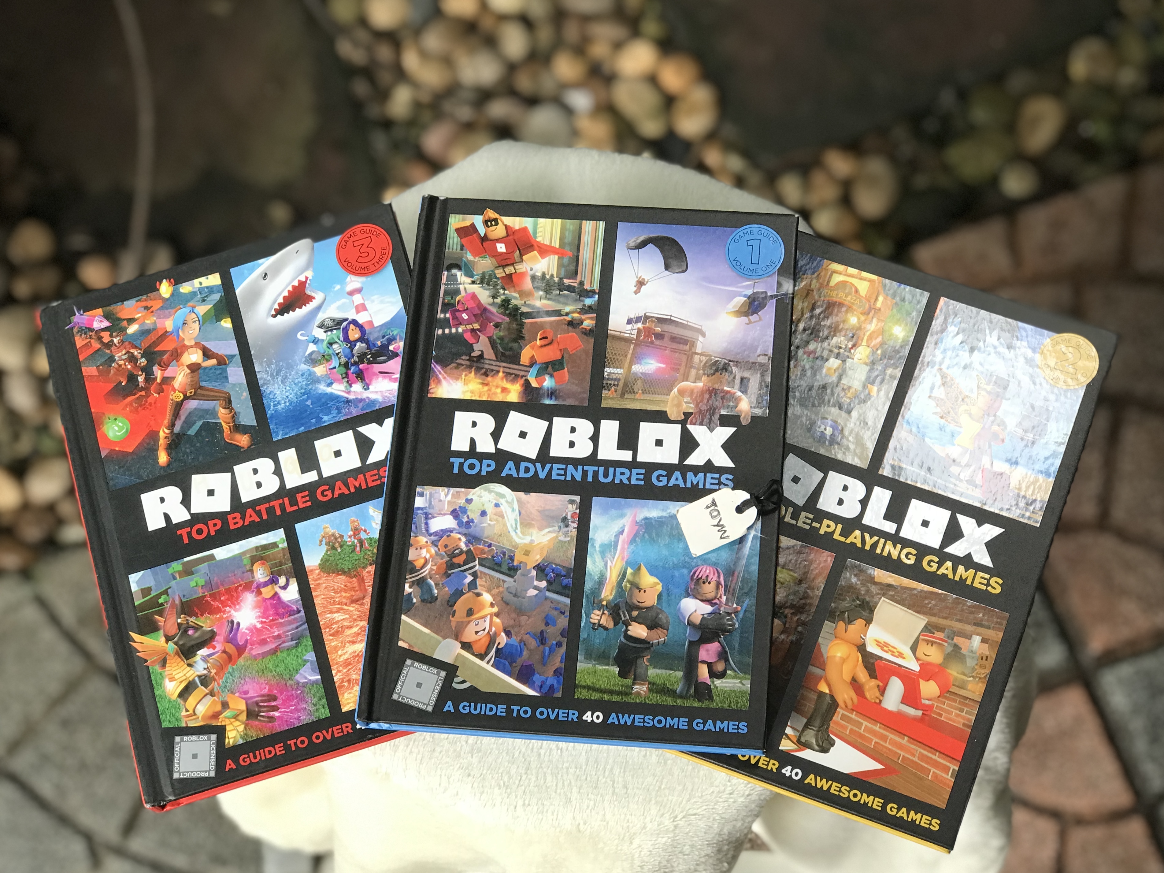ส่งต่อ Box Set Roblox Ultimate Collector's Guide Featuring Over 120 Awesome Games