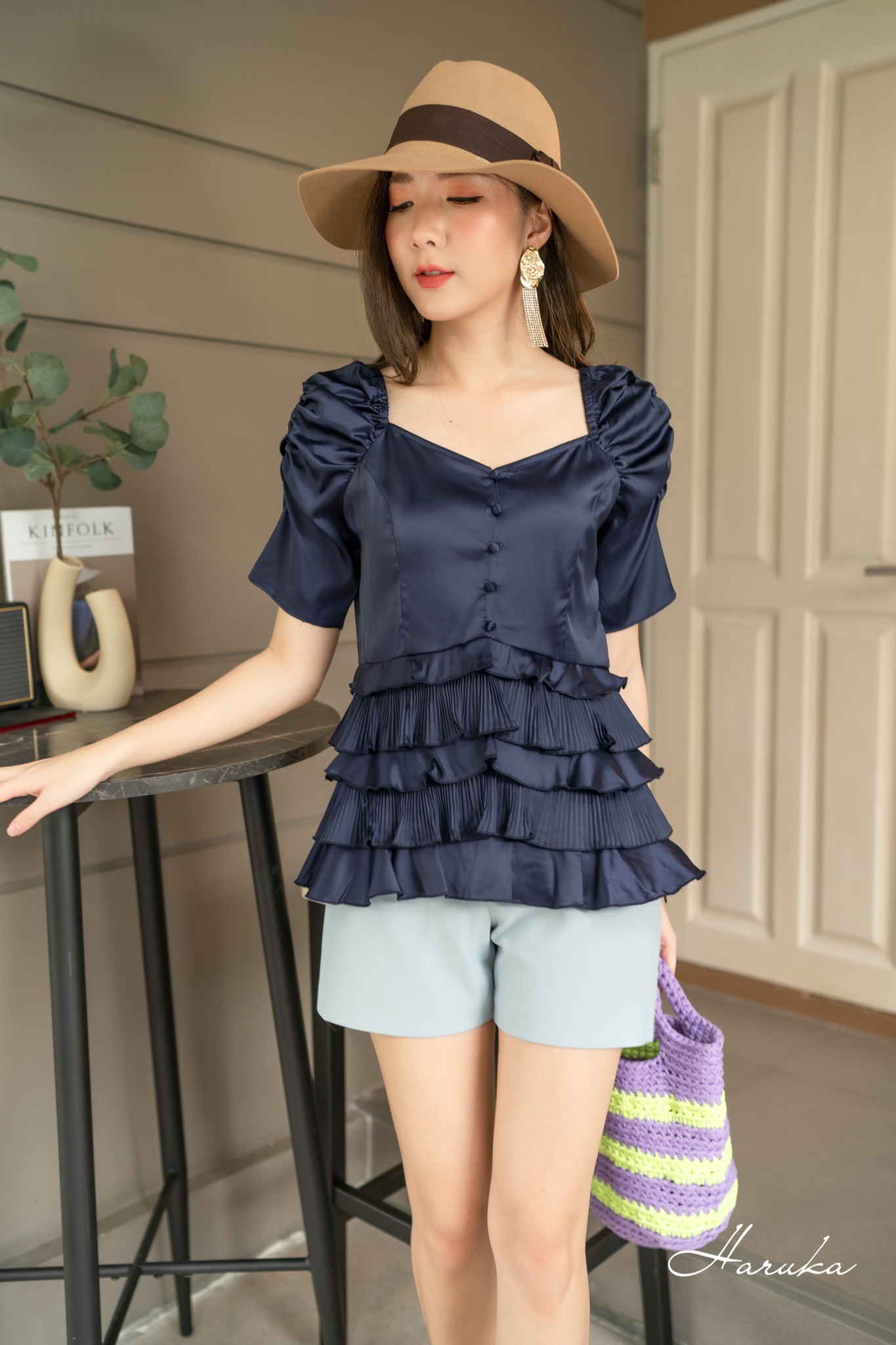 HARUKA เสื้อแฟชั่นคอรูปหัวใจ แขนสั้นยกจับจีบ แพทเทิร์นเข้ารูปพอดี มีอัดพลีทช่วงใต้เอว พรางรูปร่างได้ดี มีซิปข้าง เนื้อผ้าซาตินเนื้อดี มีความยืดหยุ่น ใส่สบายค่ะ สีโอวัลติน L 40