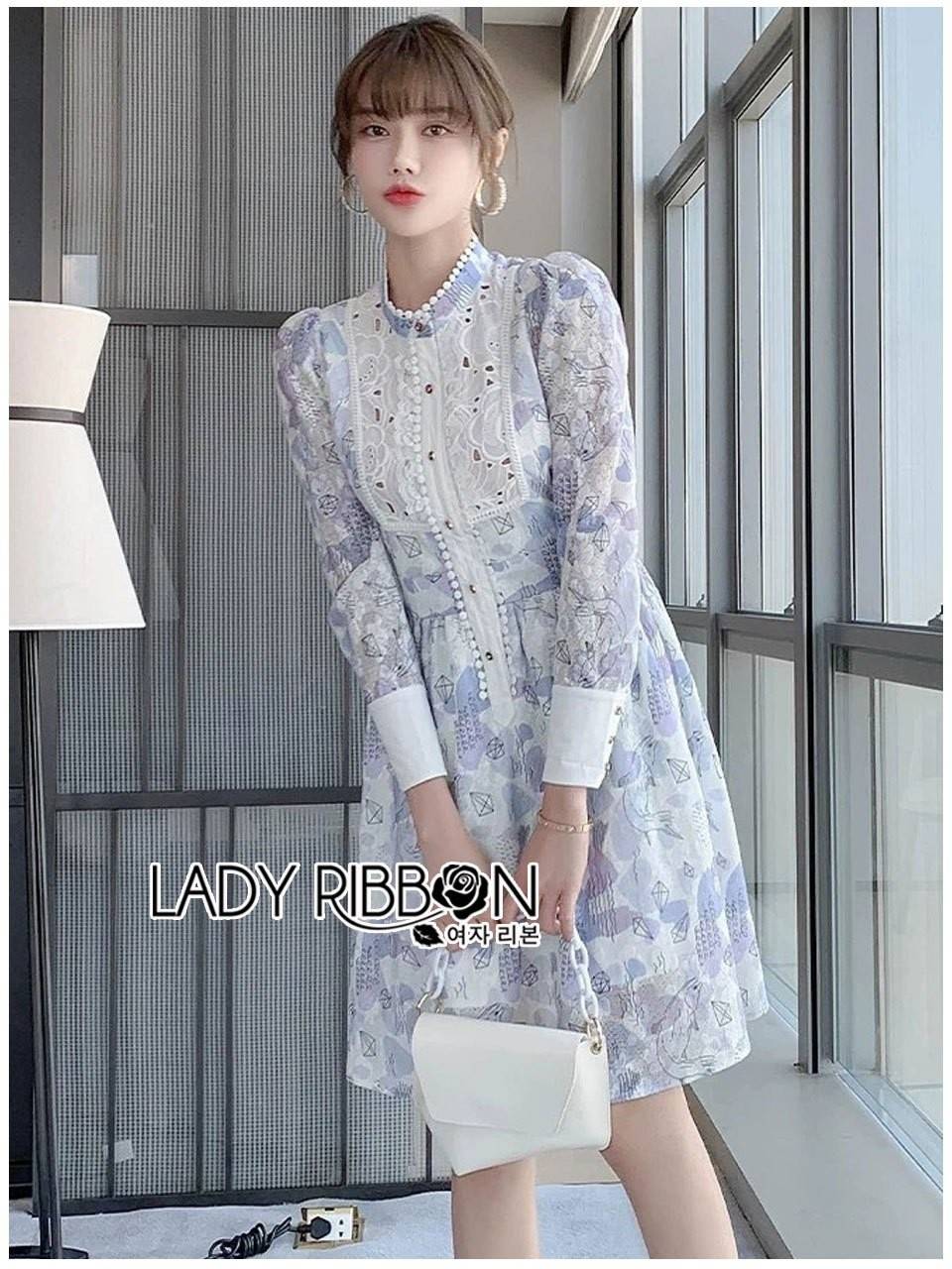 🎀 Lady Ribbon’s 🎀 เดรสแขนยาว ผ้าคอตตอนผสมโพลี คอตั้ง พิมพ์ลายกราฟิค ตกแต่งด้วยงานลูกไม้สีขาวช่วงอก แต่งลูกไม้ที่ช่วงคอและกระดุมหน้าแต่งให้ยาวเลยเอวลงมา แต่งกระดุมและแต่งชายขอบขาวที่ปลายแขนรับกัน มีซับในตัวค่ะ M