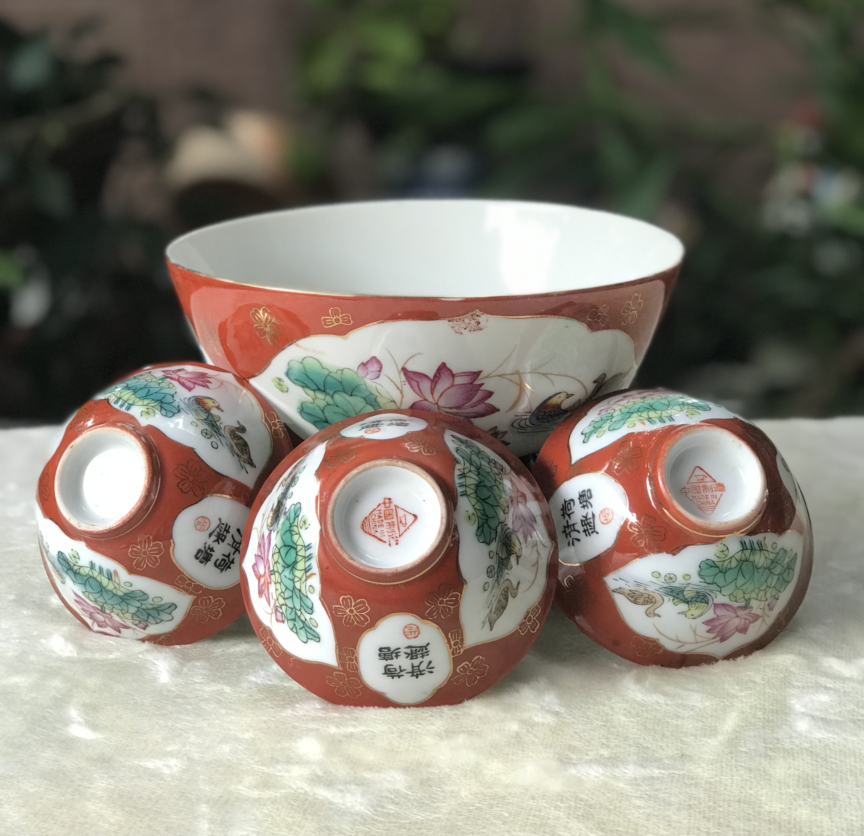 ชุด 4 ใบ/ชาม 1 ใบ และถ้วย 3 ใบ เนื้อกระเบื้องกังใส เขียนลายดอกบัวน้ำทอง Porcelain Hand Painted Floral, red and gold bowl