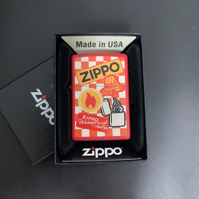 Zippo48998 Retro Zippo Design Red Matte บรรจุในกล่องอย่างดี สินค้ามือหนึ่ง ยังไม่มีการเติมน้ำมันใดใด ควรใช้คู่กับน้ำมันซิปโป้แท้เท่านั้น เพื่อยืดอายุการใช้งาน อุปกรณ์ภายใน