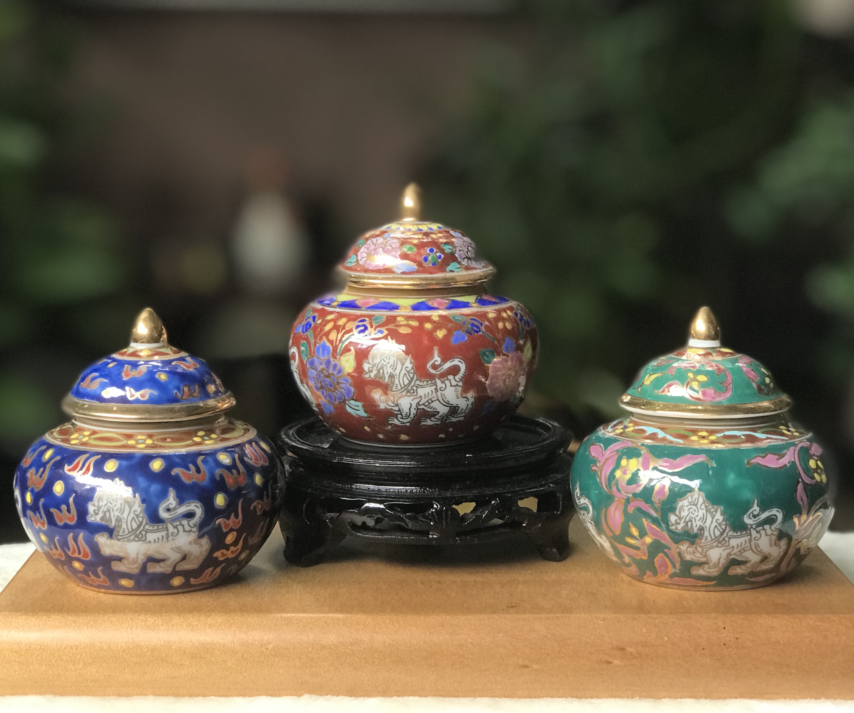 ￼ราคาเริ่มต้น 550 บาท อายุกว่า 30 ปี โถปริกเบญจรงค์เขียนลวดลายและสิงห์ลายน้ำทอง สิงห์ Singha - บริษัท บุญรอด วาระครบ 60 ปี เมื่อปี 2536