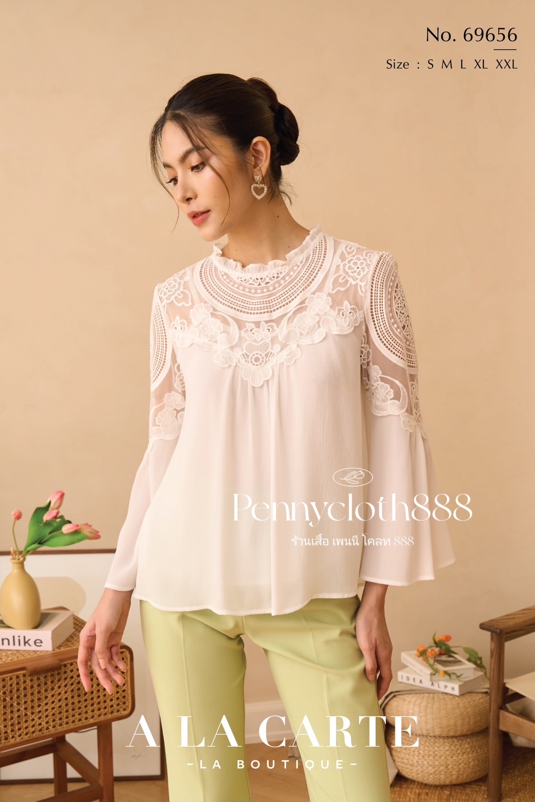 69656 เสื้อ A La Carte ชีฟองเนื้อเยื่อไม้ งานปักและทอลูกไม้ช่วงอกและแขน มีซับในเย็บติด ผ้ามีน้ำหนักทิ้งตัว กระดุมหลัง ปลายแขนทรงแฟร์ สวยหรู