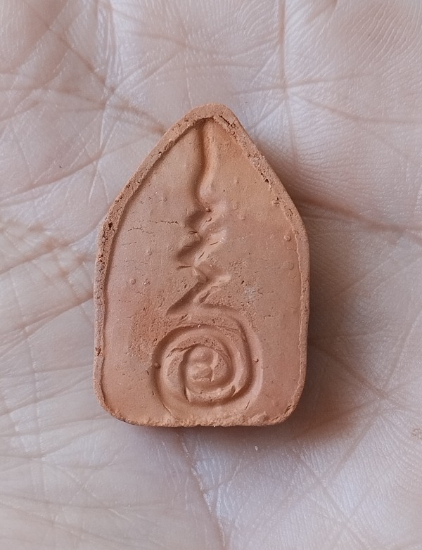 พระกลีบบัว หลังยันต์เนื้อดิน ไม่ทราบที่