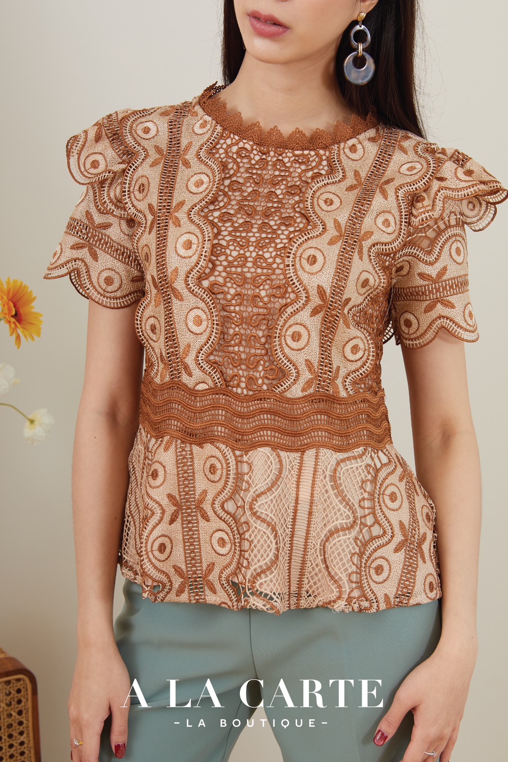 68508 เสื้อลูกไม้แขนสั้น ใส่ออกงาน ลูกไม้ทอลาย two-tone ลายลูกไม้เนื้อนุ่มย ซับผ้าชีฟองสีครีม ช่วงเอวตัดต่อเข้ารูปเชื่อมด้วยลูกไม้ ต่อระบาย มีซิปหลัง สีครีม L สีฟ้า S,3XL สีแดง M