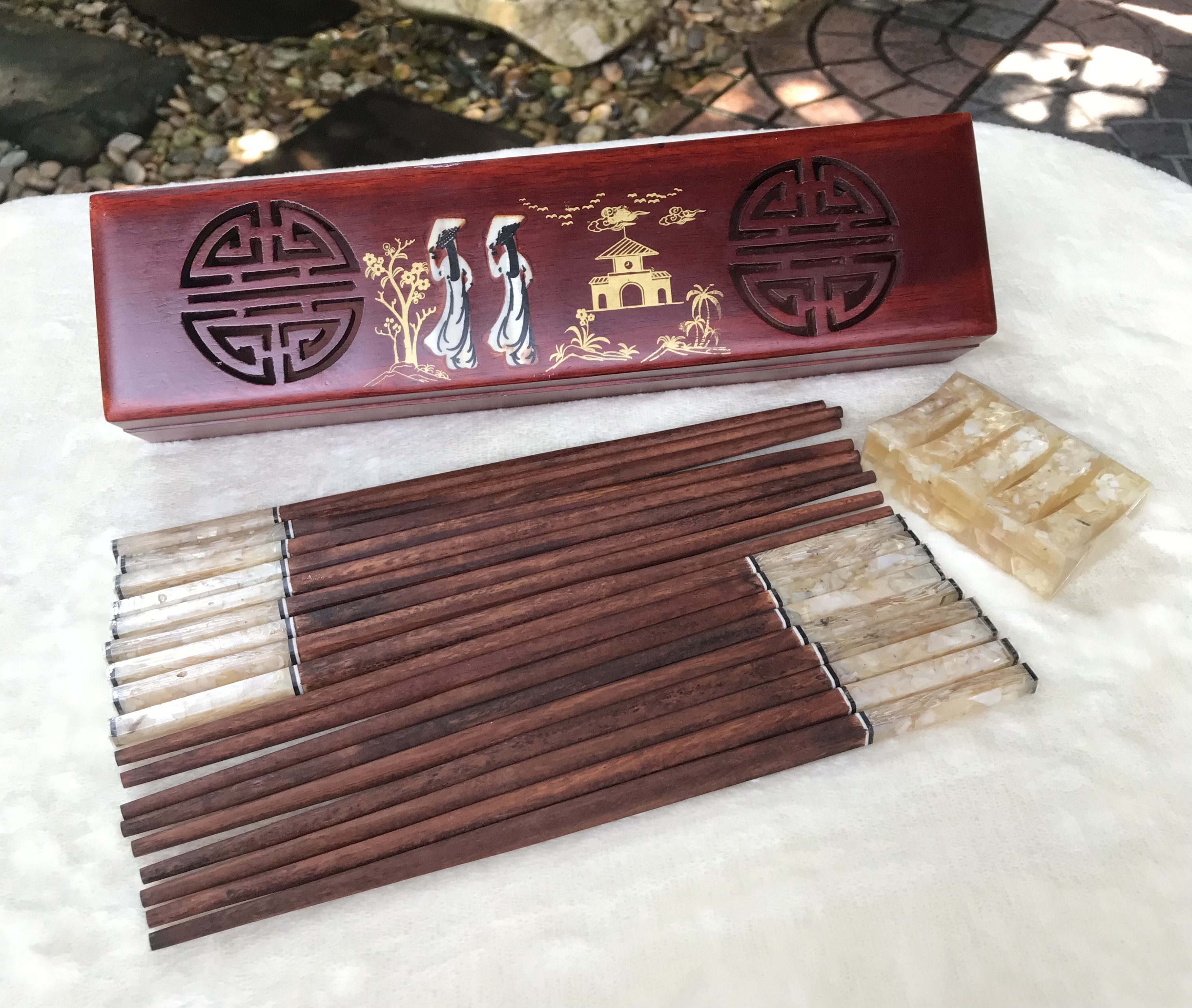 ไม่ผ่านใช้ ชุดตะเกียบไม้พร้อมที่วางงาช้าง บรรจุกล่องไม้ Nine Chopstick Pairs with Rests & Inlaid Rosewood Box