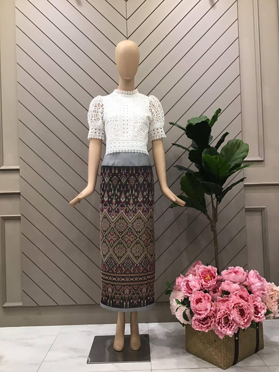 เสื้อลูกไม้ใส่ทำบุญ แขนสั้น CARISA เนื้อลูกไม้ทออย่างดี มีซับในผ้าคอตตอน ซิปหลัง แพทเทิร์นทรงสวยหรู สีชมพู M-L สีเขียว S,M สีขาว S,L,XL