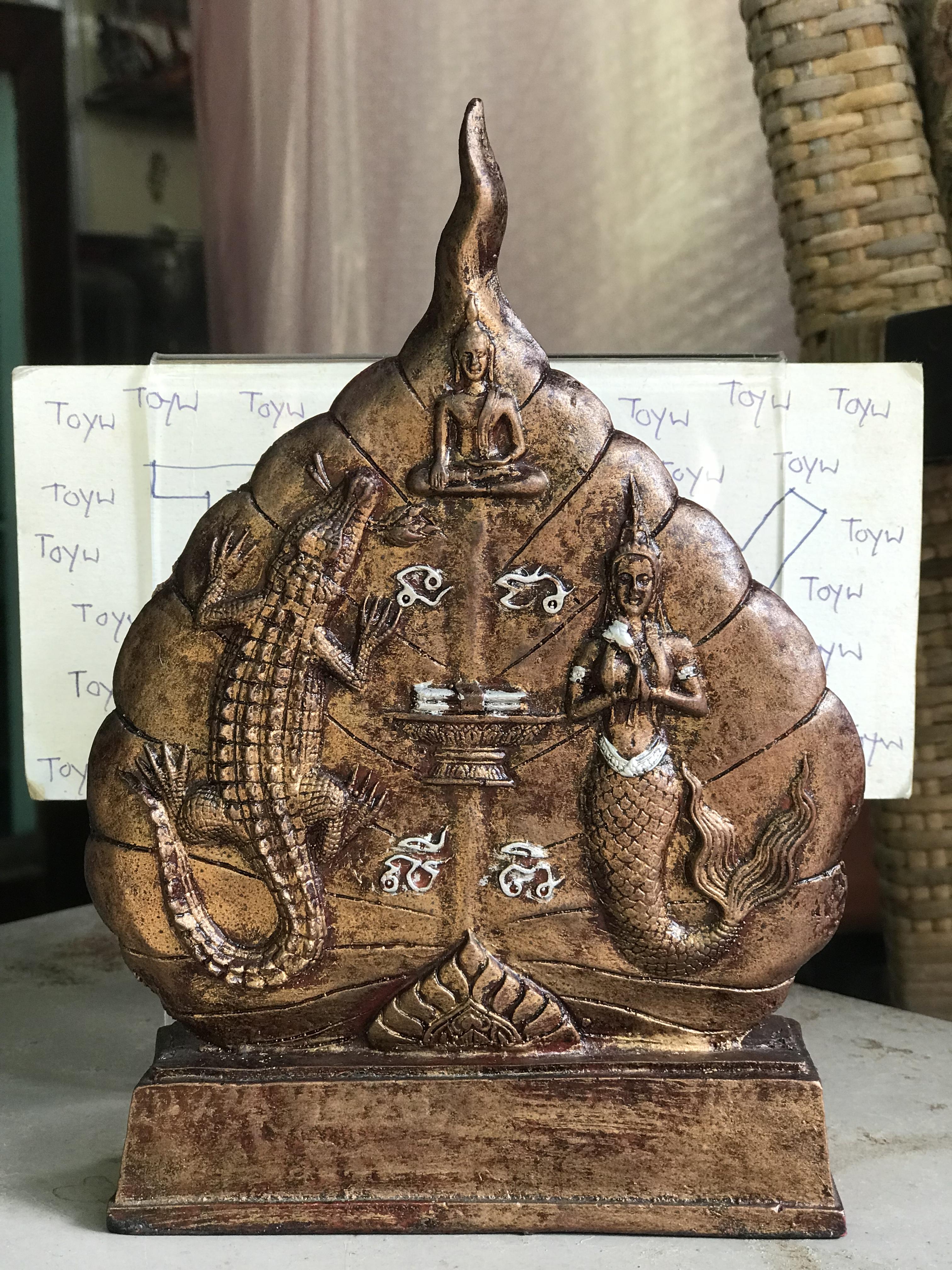 ของเก่านางกวักเนื้อเรซิ่น กวักเงิน กวักทอง เงินทองไหลมา ค้าขายร่ำรวย นางกวักมีพุทธคุณด้านเมตตามหานิยม โชคลาภ ค้าขายร่ำรวย ขนาดกว้าง 14.5 ซม สูง 20 ซม