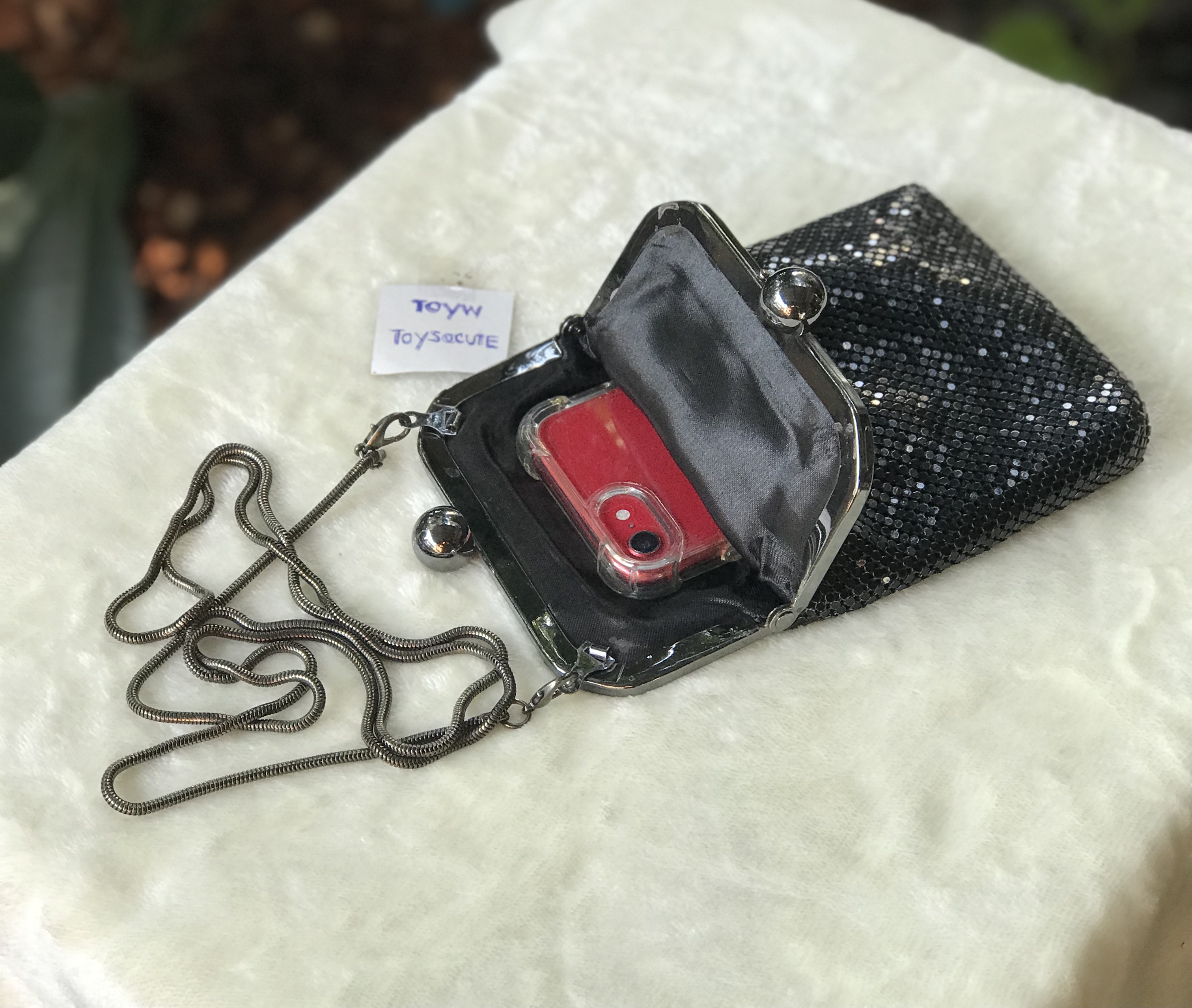 มือสอง กระเป๋าสะพายข้าง เลื่อมสีดำวิ้งๆเล่นแสง ขนาดกะทัดรัด ใส่โทรศัพท์มือถือ หรืออื่นๆ ขนาดกว้าง 5 นิ้ว ยาว(ไม่รวมสาย) 7.2 นิ้ว