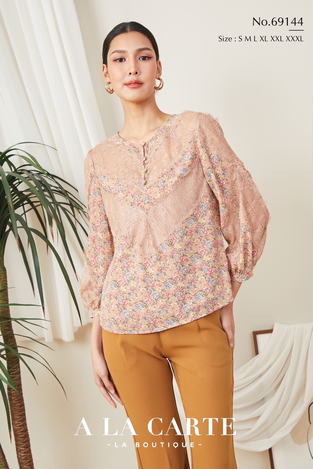 69144 เสื้อ A La Carte ผ้าชีฟองพิมพ์ลายดอก แต่งลูกไม้ มีซับใน สี ขาวครีม S,L