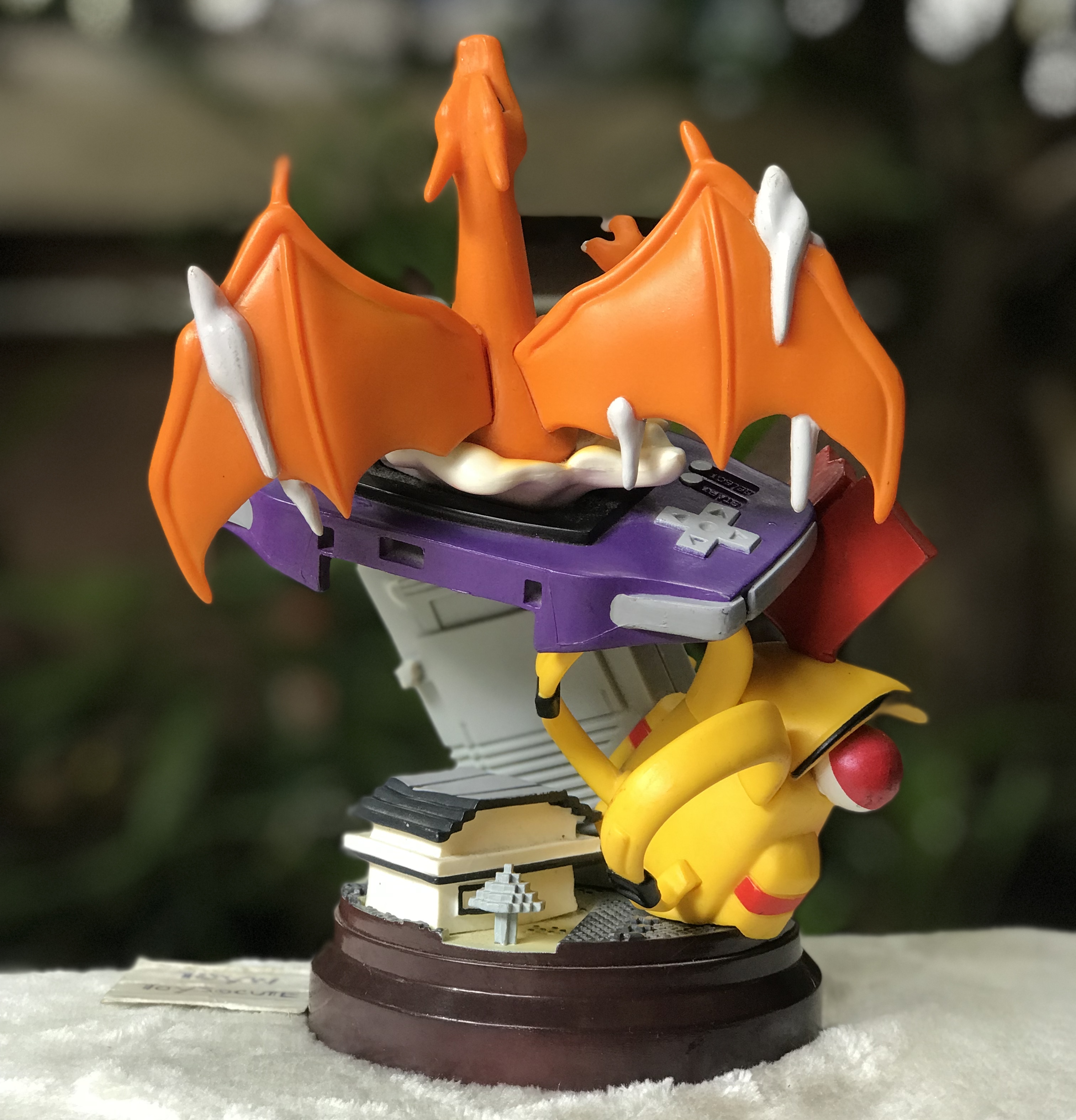 มีตำหนิตามภาพ ฟิกเกอร์ Pokemon โปเกมอน Pikachu พิกะจู Pokemon Pikachu Charizard Figure Statue Model Desktop Decoration