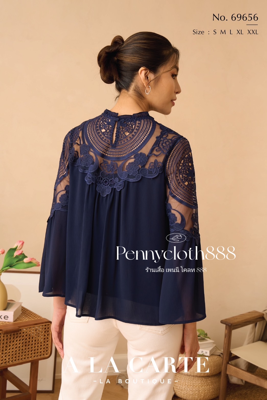 69656 เสื้อ A La Carte ชีฟองเนื้อเยื่อไม้ งานปักและทอลูกไม้ช่วงอกและแขน มีซับในเย็บติด ผ้ามีน้ำหนักทิ้งตัว กระดุมหลัง ปลายแขนทรงแฟร์ สวยหรู