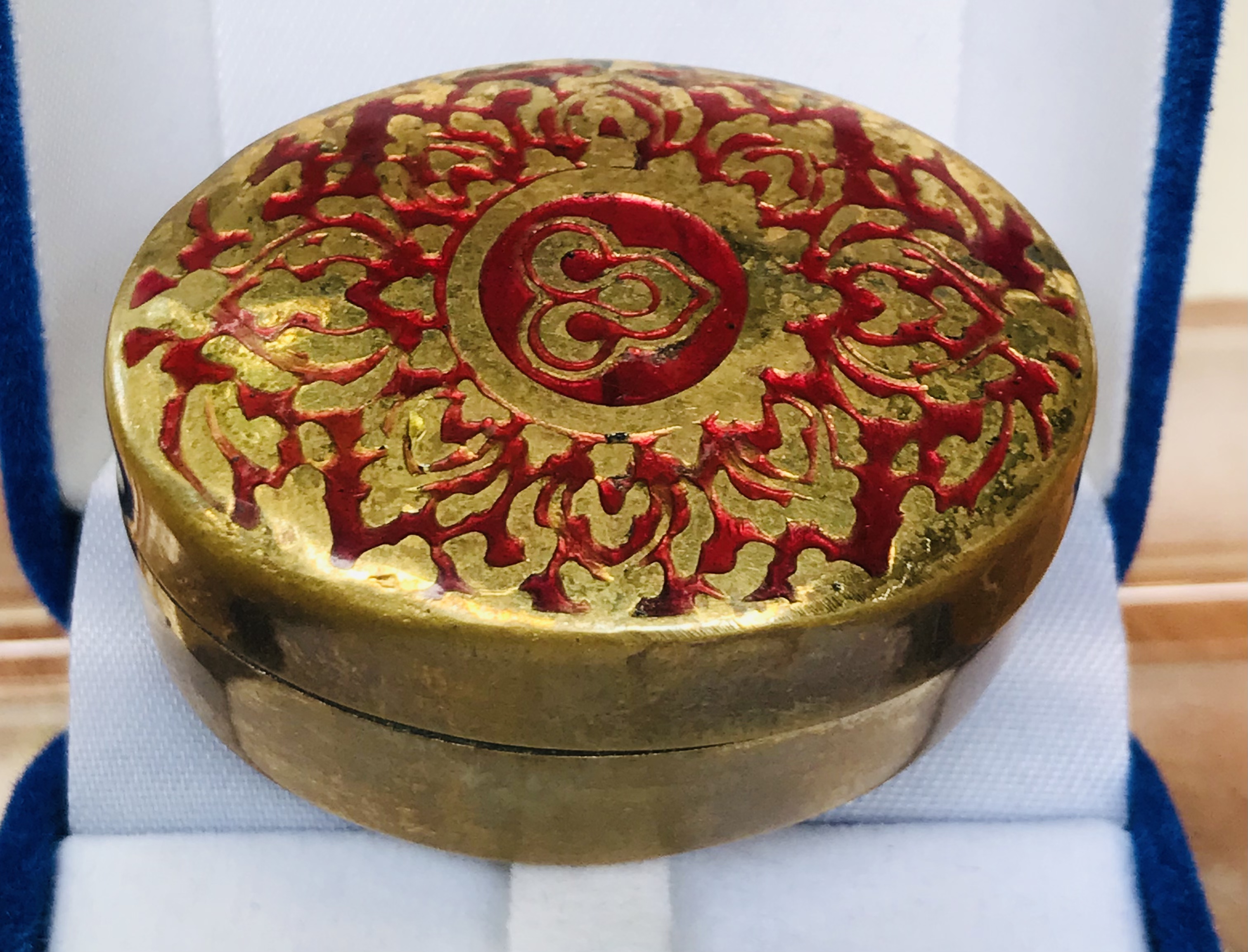 งานเก่าน่าสะสม ตลับทองเหลืองลงยา ตอกลายไทยและโลโก้การบินไทย THAI AIRWAYS ขนาดกว้าง 4.5 ซม สูง 2 ซม