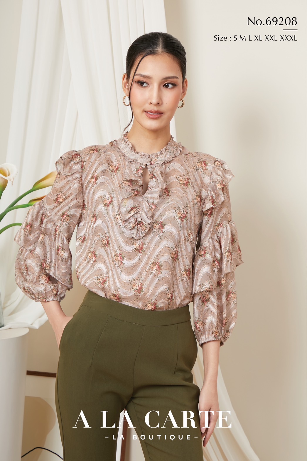 69208 A la carte เสื้อชีฟอง A la carte เนื้อผ้าลายดอก ทรงคอตัวนี้จะแต่งขอบหนา ติดกระดุมเจาะหยดน้ำใส่ มีซับ แขนเสื้อ หัวไหล่มีระบาย แต่งรูดพอง สีดำ S,L,3XL สีเขียว S,L
