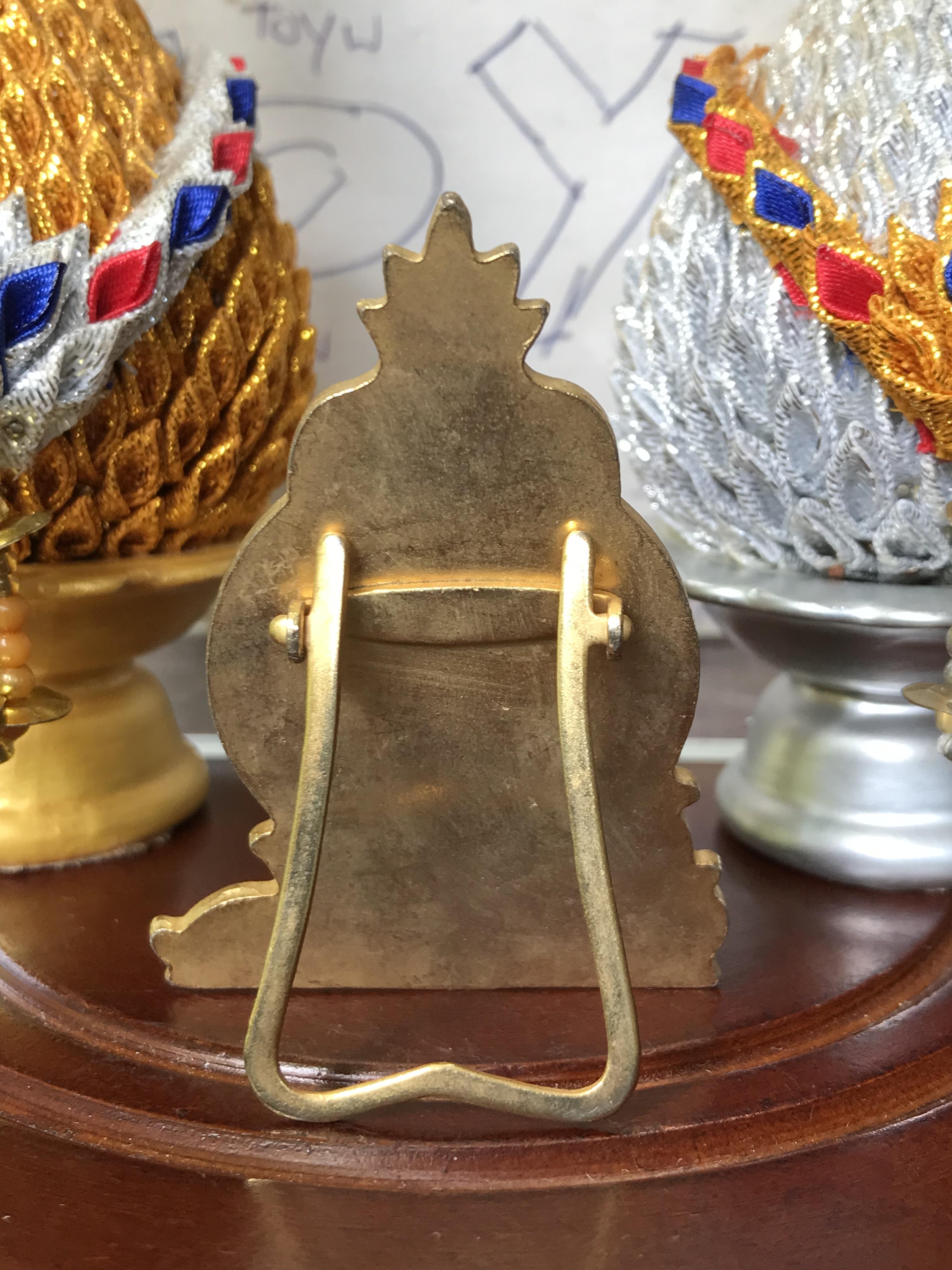 งานเก่าพระบรบฉายาลักษณ์ ในหลวงรัชกาลที่ 5 เนื้อกะไหล่ทองเคลือบเรซิ่น ขนาดตั้งโต๊ะ ไม่รวมพานพุ่ม ราคาบูชา 299 บาทส่ง 40 บาท ขนาดกว้าง 4.5 ซม ยาว(สูง) 6 ซม