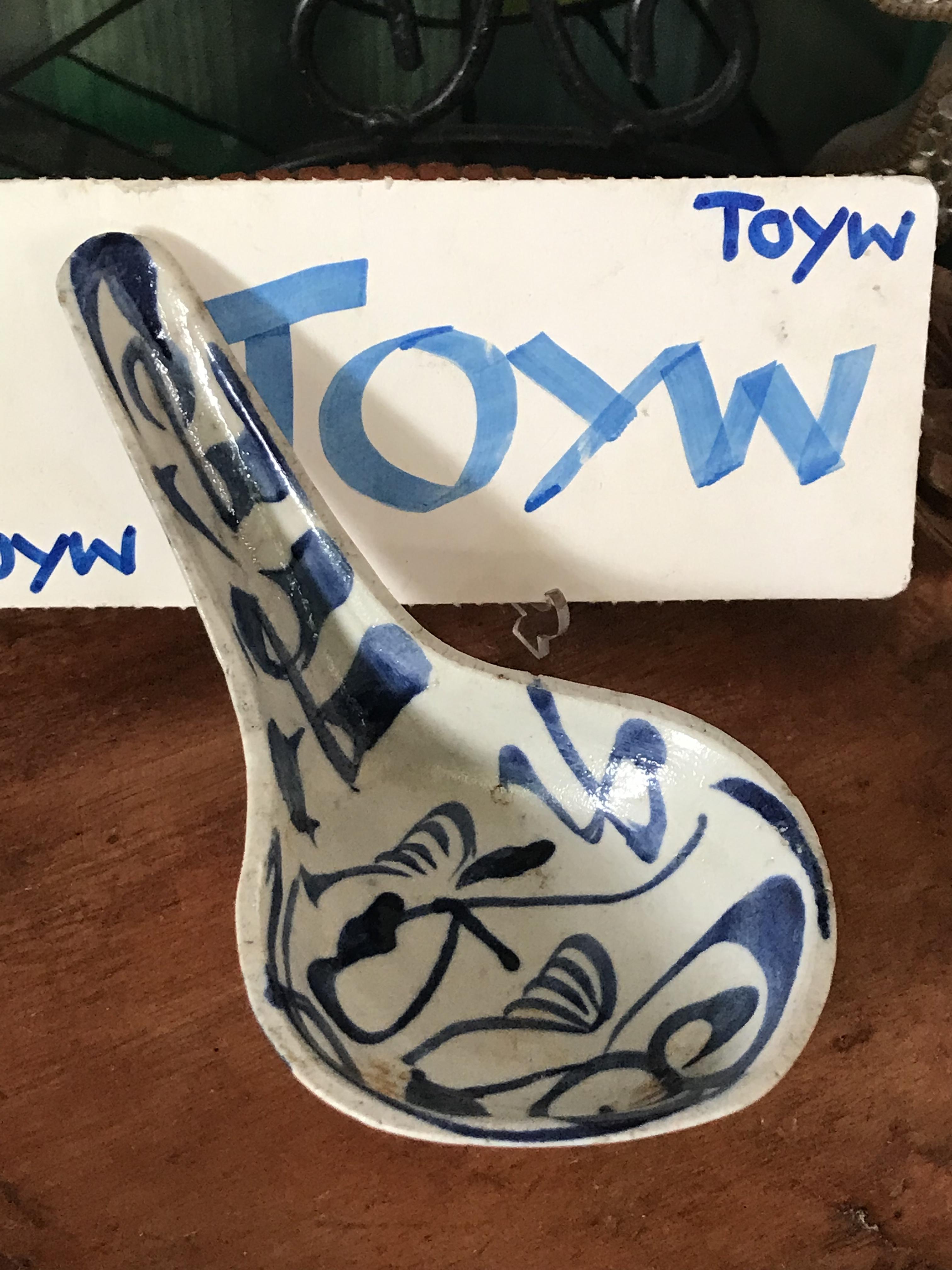 ช้อนกระเบื้องโบราณเขียนมือลายคราม ช้อนตักแบ่งอาหาร เนื้อกระเบื้องเบาๆๆ สภาพสมบูรณ์