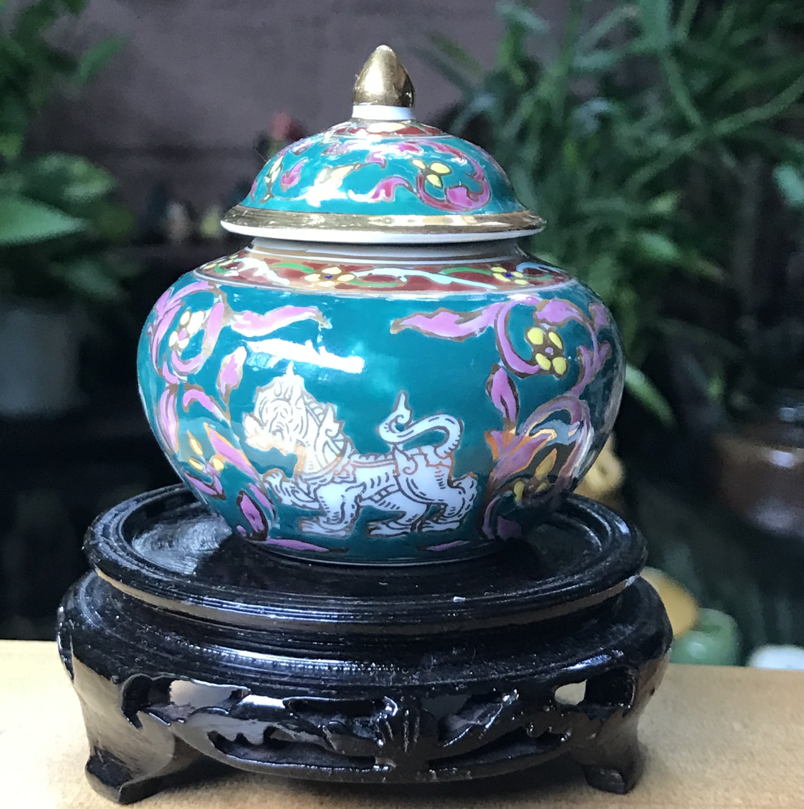 ￼ราคาเริ่มต้น 550 บาท อายุกว่า 30 ปี โถปริกเบญจรงค์เขียนลวดลายและสิงห์ลายน้ำทอง สิงห์ Singha - บริษัท บุญรอด วาระครบ 60 ปี เมื่อปี 2536