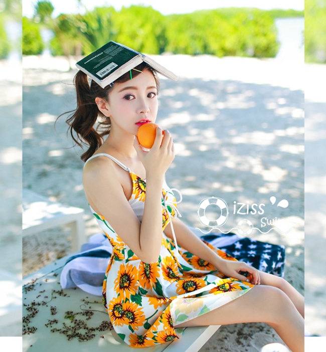 ***พรีออเดอร์***บิกินี่ชุดว่ายน้ำวันพีซ one-piece สีขาวเหลืองพิมพ์ลายดอกทานตะวัน เล่นดีเทล sexy เล็กๆ ช่วงร้อยเชือกสลับผูกเป็นโบว์ น่ารักไม่โป๊ สดใสรับลมทะเลสวยเหมือนแบบค่ะ