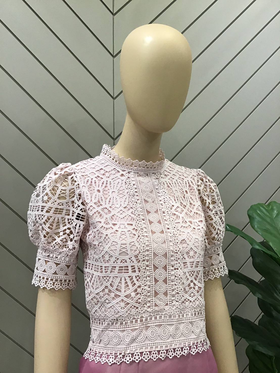 เสื้อลูกไม้ใส่ทำบุญ แขนสั้น CARISA เนื้อลูกไม้ทออย่างดี มีซับในผ้าคอตตอน ซิปหลัง แพทเทิร์นทรงสวยหรู สีชมพู M-L สีเขียว S,M สีขาว S,L,XL