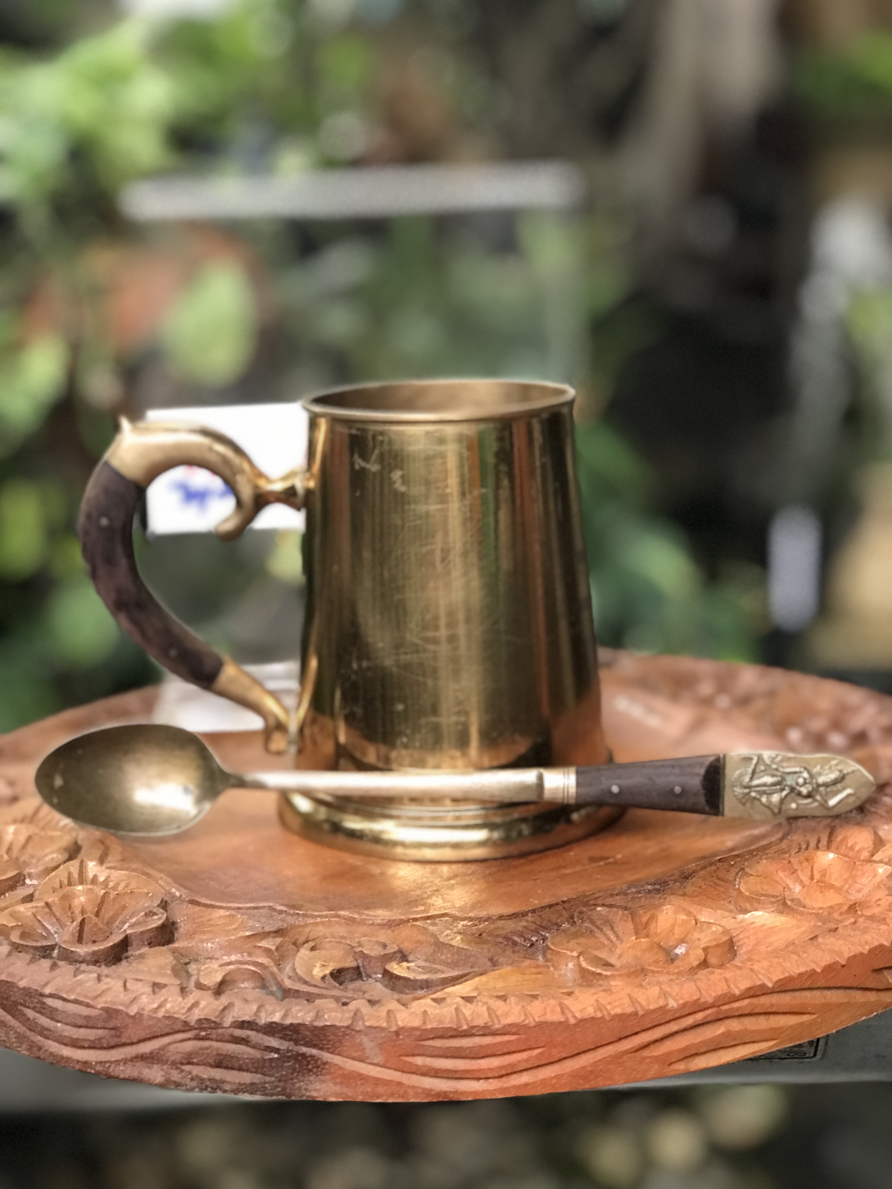 งานทองเหลืองเก่าหนาๆ แก้วน้ำ แก้วมัค แก้วกาแฟ มีหูจับ ด้ามไม้ พร้อมช้อนยาวลายนางฟ้า ด้ามไม้ ที่ระลึกธนาคารกรุงเทพ