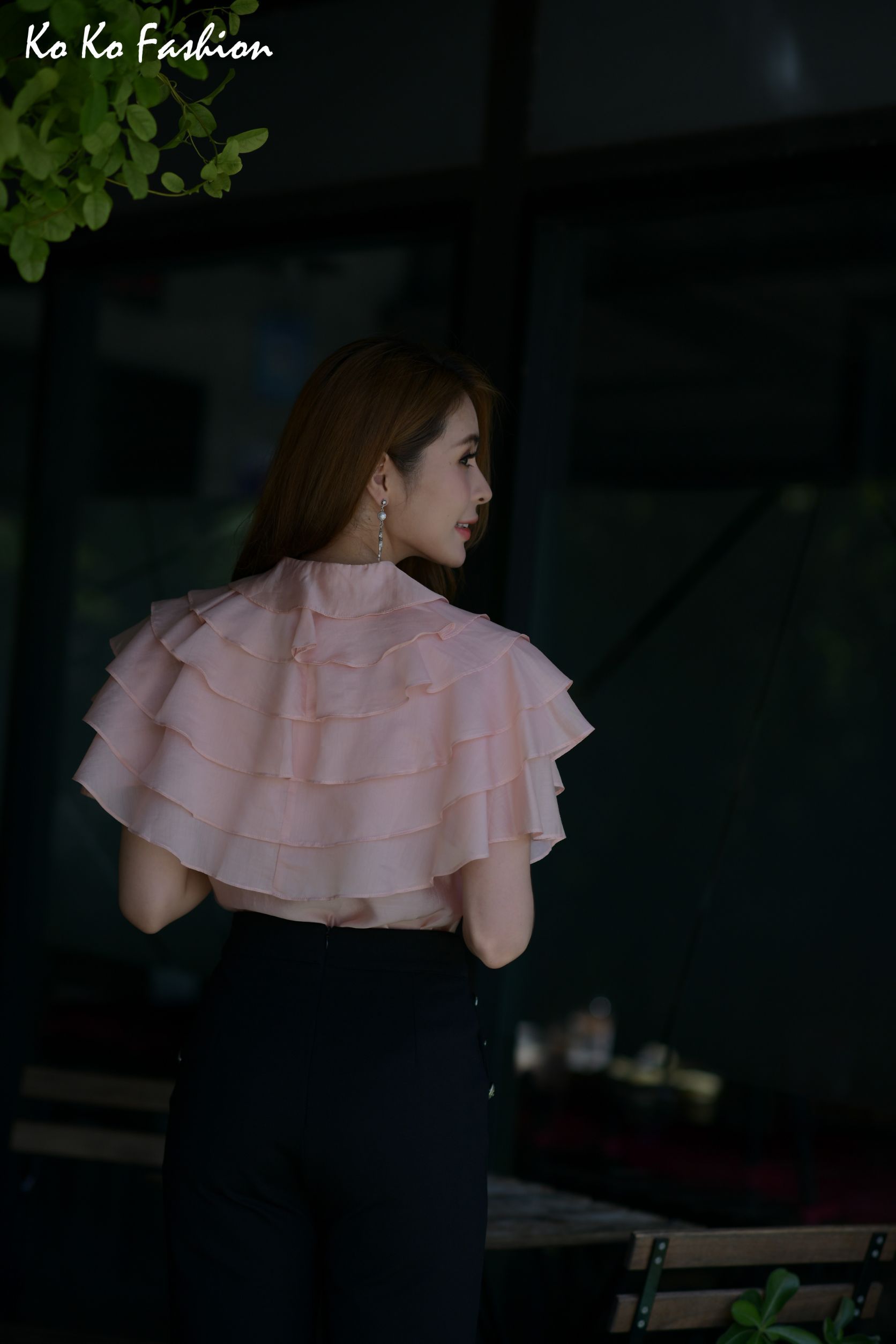 22025 เสื้อ KOKO FASHION ผ้าซิลด์มีระบายเป็นชั้นๆ กระดุมผ่าหน้า ผ้าเนื้อดี ใส่สบาย ใส่ออกงานคู่กับซิ่น ใส่ทำงานคู่กับกางเกง กระโปรง ใส่ได้ทุกโอกาส ค่ะ สีน้ำเงิน S,M