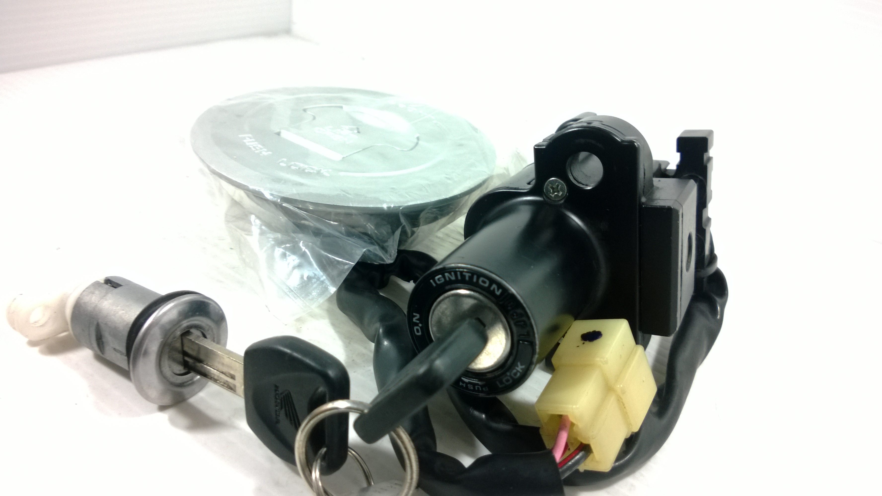 สวิทช์กุญแจชุดใหญ่ พร้อมฝาถังน้ำมัน Honda CBR 250 i แท้ มือ 2