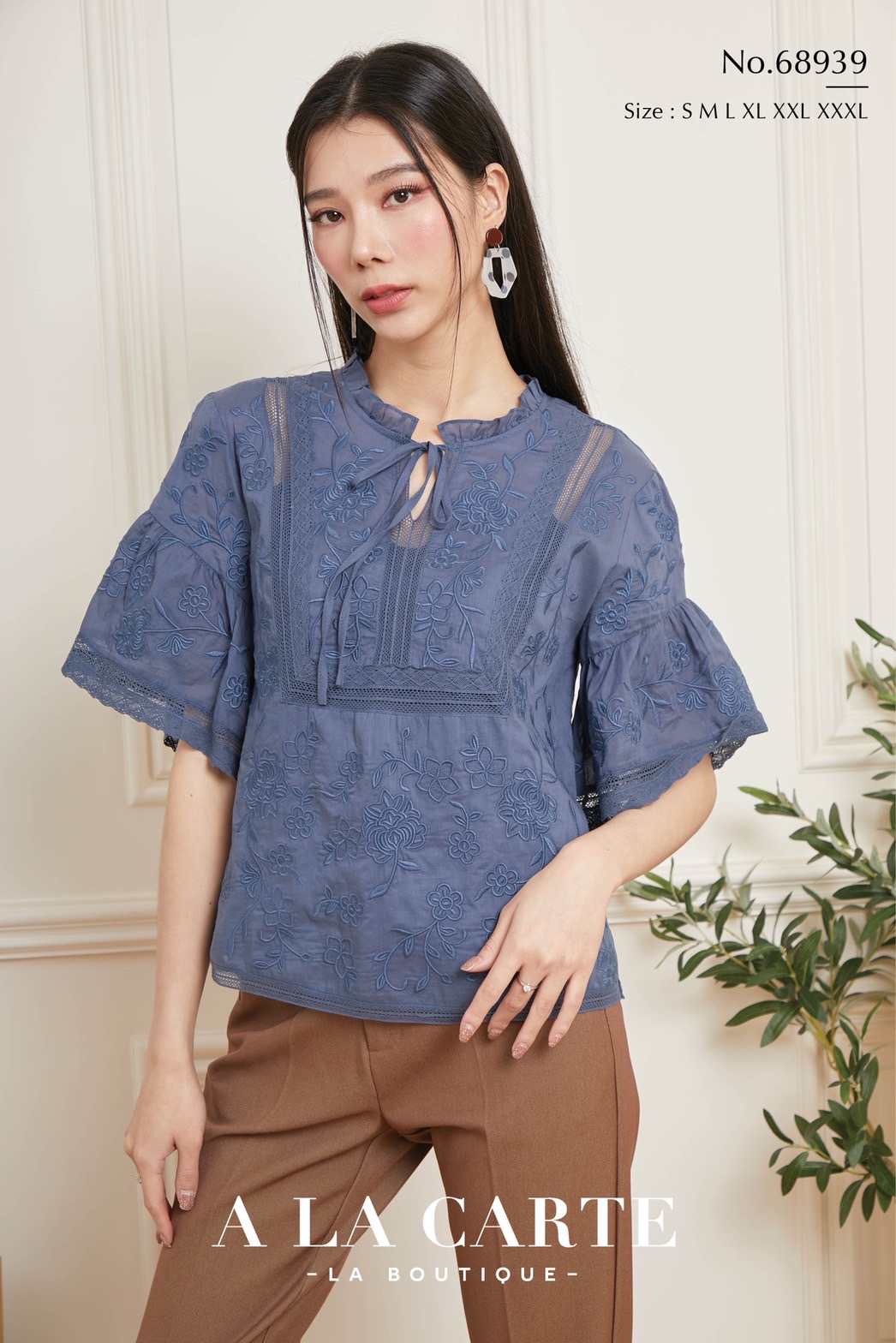 68939 🦚A La Carte🦚เสื้อแขนสั้นคอตตอนงานปักขึ้นใหม่ทั้งตัว ลายดอก placement ตัดต่อใส่ทริมลูกไม้คอตตอนช่วงอก ผ่าคอวีผูกโบ ทรงแขนรูดให้ระบายออกเบาๆตัดทรงเฉียง มีซับใน เนื้อผ้าสวยใส่สบาย 🍀สีขาว 2XL ส้ม 2XL น้ำเงิน XL-3XL