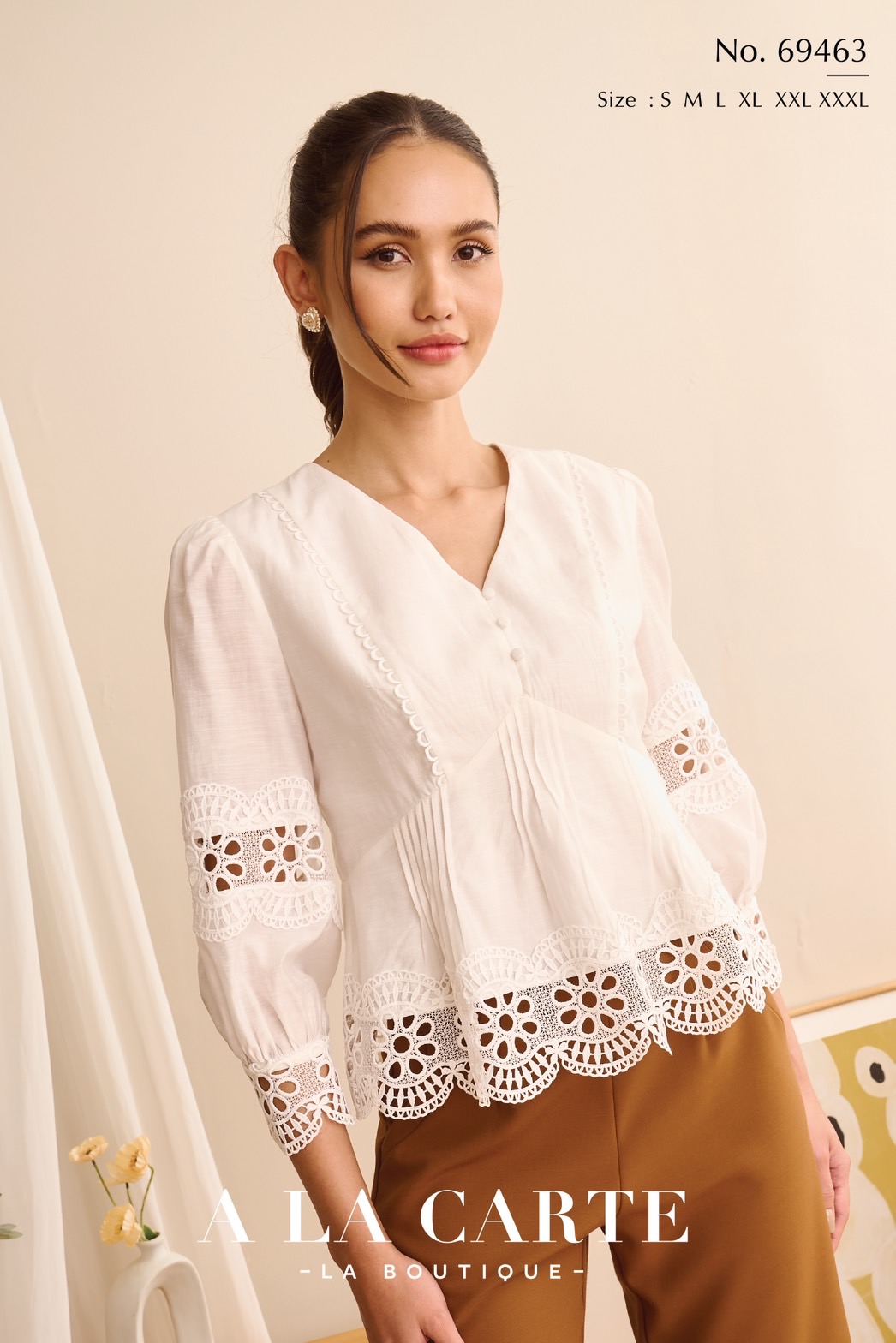 69463 เสื้อ A La Carte จอร์เจียซิลด์ ทรงคอวีแทรกทริมกราฟิค แต่งผ้าลูกไม้ มีซิปข้าง ใส่คู่กับผ้าซิ่น กางเกง กระโปรง สวยหรู สีขาว M,L,2XL สีน้ำตาล 2XL,3XL สีดำ M,XL-3XL