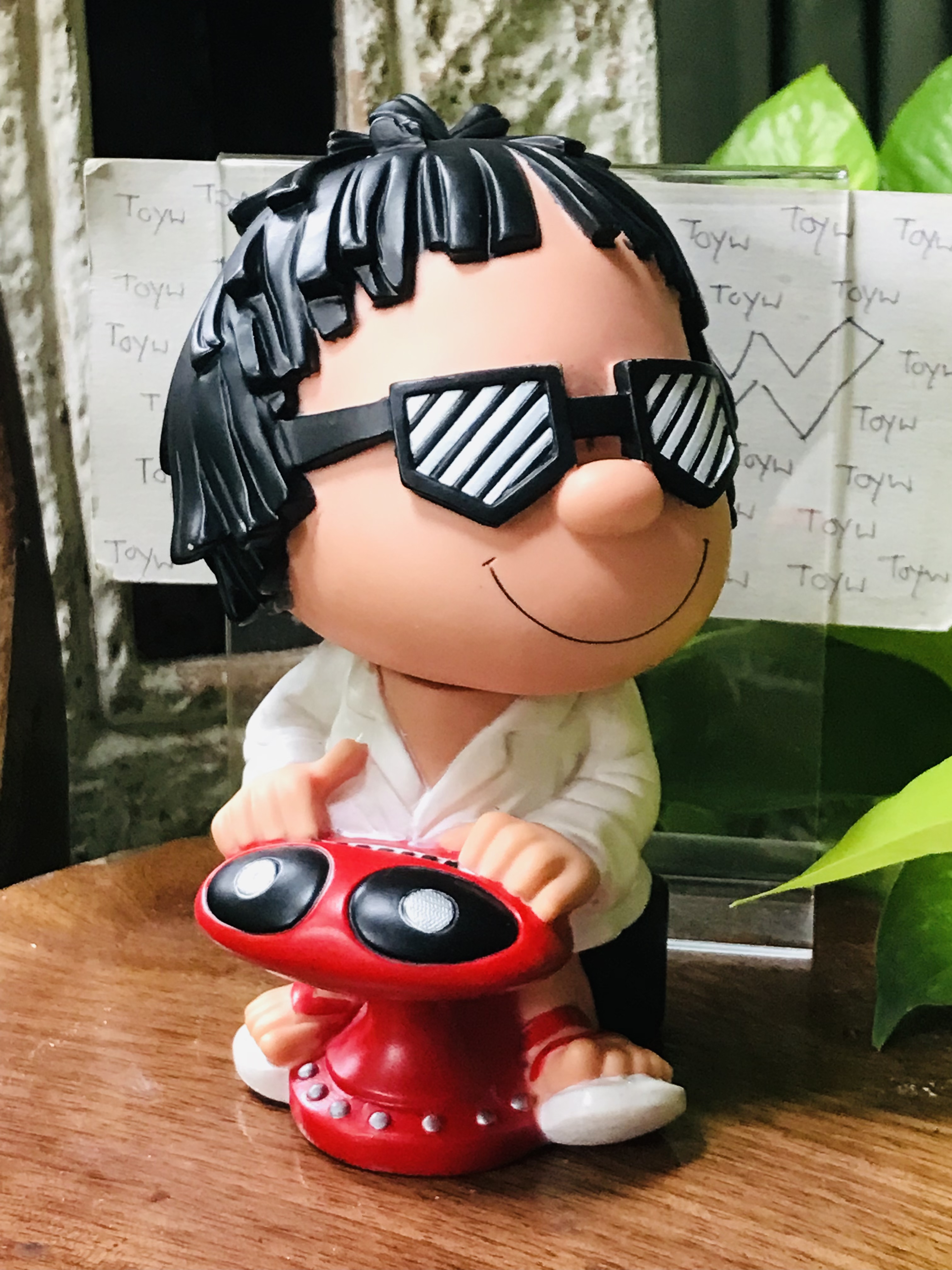 เก็บเก่า กระปุกออมสิน ออมสินโก๋แก่ ตุ๊กตาโมเดลโก๋แก่ Koh Kae 1.ออมสินโก๋แก่นักดนตรี กว้าง 3.8 นิ้ว สูง 7.5 นิ้ว