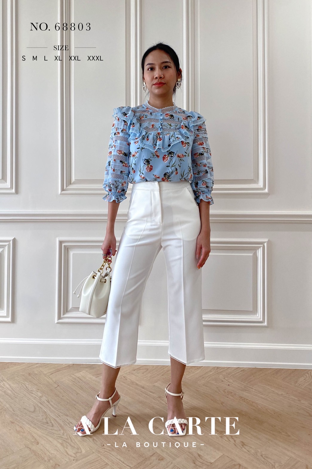 68803🍁A La Carte⚘️ 🍁เสื้อชีฟองพิมพ์ลาย ดีเทลตัดสลับทริมลูกไม้แบบชิ้นต่อชิ้น เรียงกันที่ช่วงอกและแขนเสื้อ คอปลดกระดุมได้ มีระบายโค้งรอบคอ แขนเสื้อ 3 ส่วนสม็อกยางยืดมีระบาย สีชมพู M สีฟ้า S สีดำ M,XL,2-XL