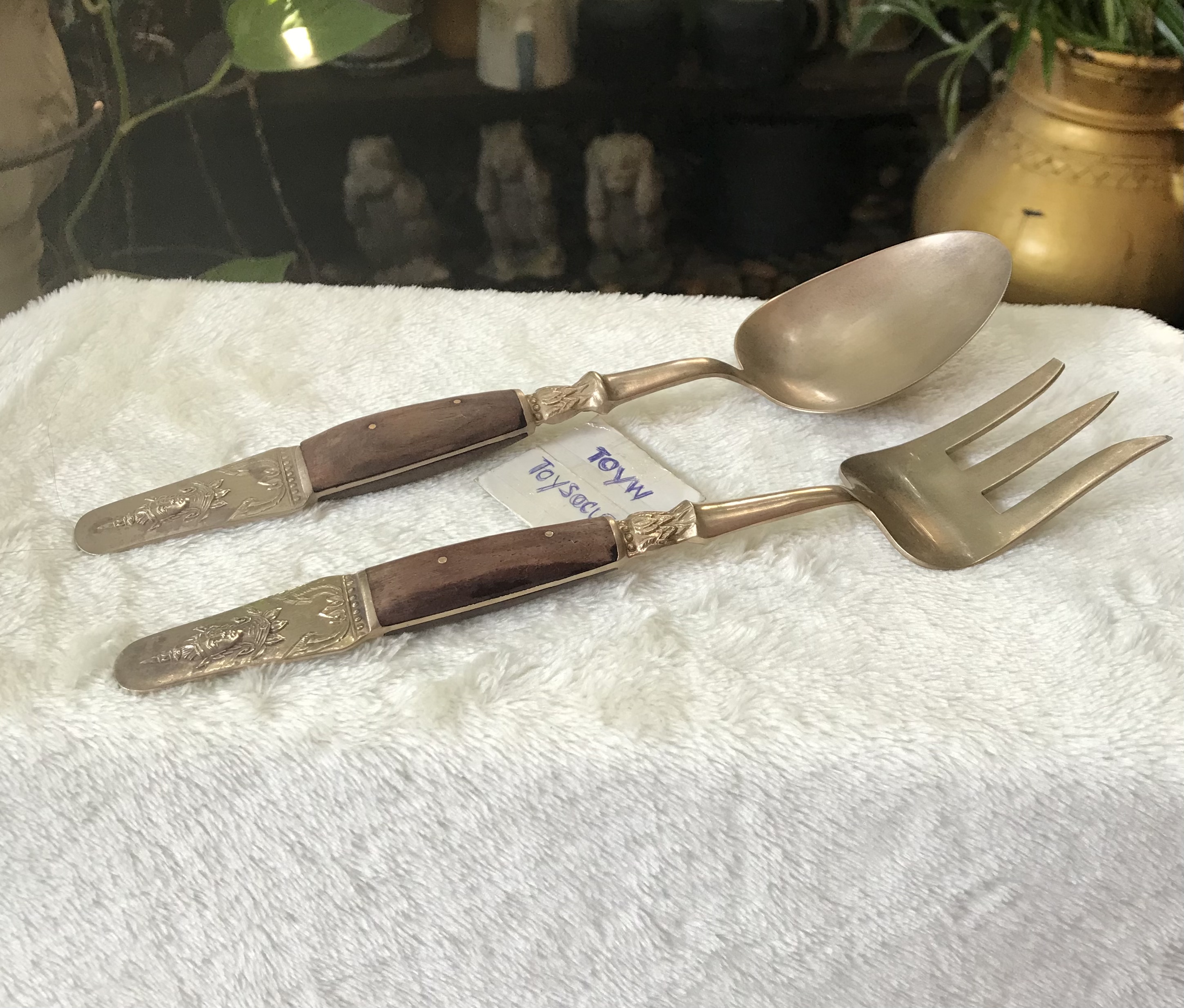 ตำหนิปลายส้อม ช้อนส้อมสลัดทองเหลืองด้ามไม้ ลายเทพพนม Vintage brass salad fork and spoon/Serving Set Fork And Spoon
