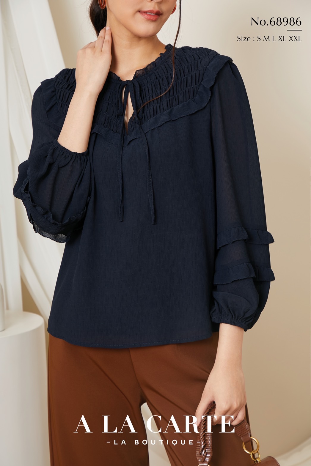68986 A La Carte เสื้อชีฟองสีพื้นเนื้อเยื่อไม้เท็กเจอร์จุดในตัว สม็อกช่วงอกหน้าหลัง ทรงคอกลมผ่าวีผูกโบว์ปรับผูกเองได้ ทรงแขนยาว ตัดต่อระบาย 2 ชั้นใส่ยางยืดที่ขอบแขน สีขาว M,L,2XL เขียว L กรม S,M,XL