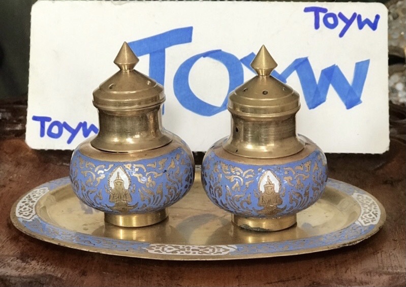 เริ่มต้น 690 บาท ของเก่า ชุดเครื่องปรุงทองเหลืองลงยา ขวดเกลือ ขวดพริกไทย ที่ใส่ไม้จิ้มฟัน พร้อมถาดรอง ลายเทพพนม ลายนางฟ้า