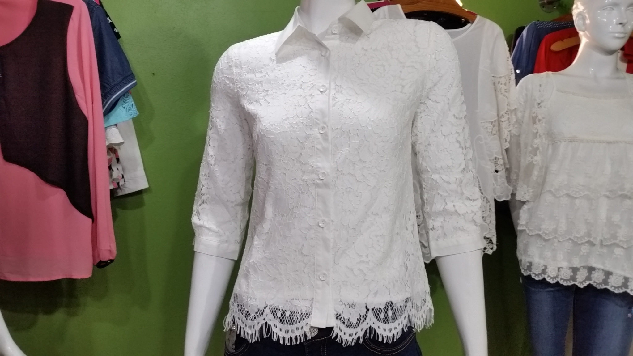 เสื้อแฟชั่นผ้าลูกไม้ปกเชิ๊ต TAPSHOP แขน 3 ส่วนมีซับในตัวแพทเทิร์นเข้ารูปค่ะ ( ผ้าไม่ยืด )สินค้าพร้อมส่ง size S-34,M-36นิ้วค่ะ