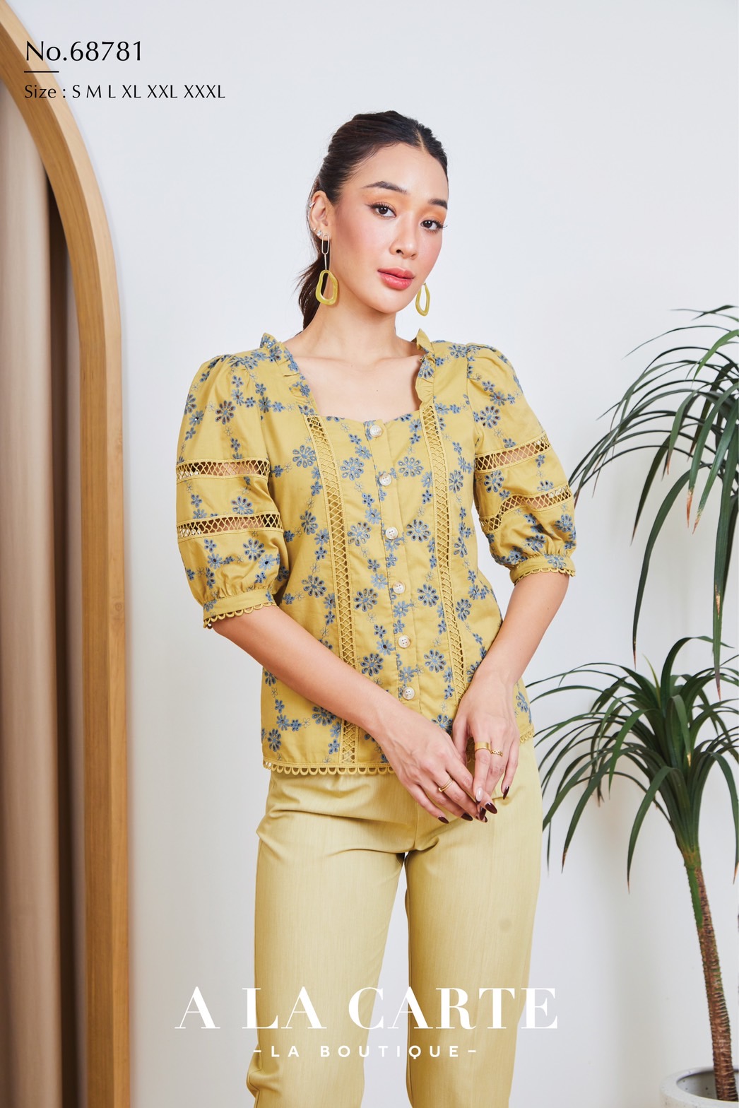 68781 A LA CARTE เสื้อคอตตอนแขนสั้น งานปักสลับสี two-tone คอเหลี่ยมใส่ระบายที่ช่วงไหล่ แขนสั้นเหนือศอกแต่งทริมลูกไม้ กระดุมผ่าหน้า แต่งทริมชายเสื้อ ทรงเข้ารูป สีขาว M,L,2XL สีเหลือง L-XL สีแดง L,2XL