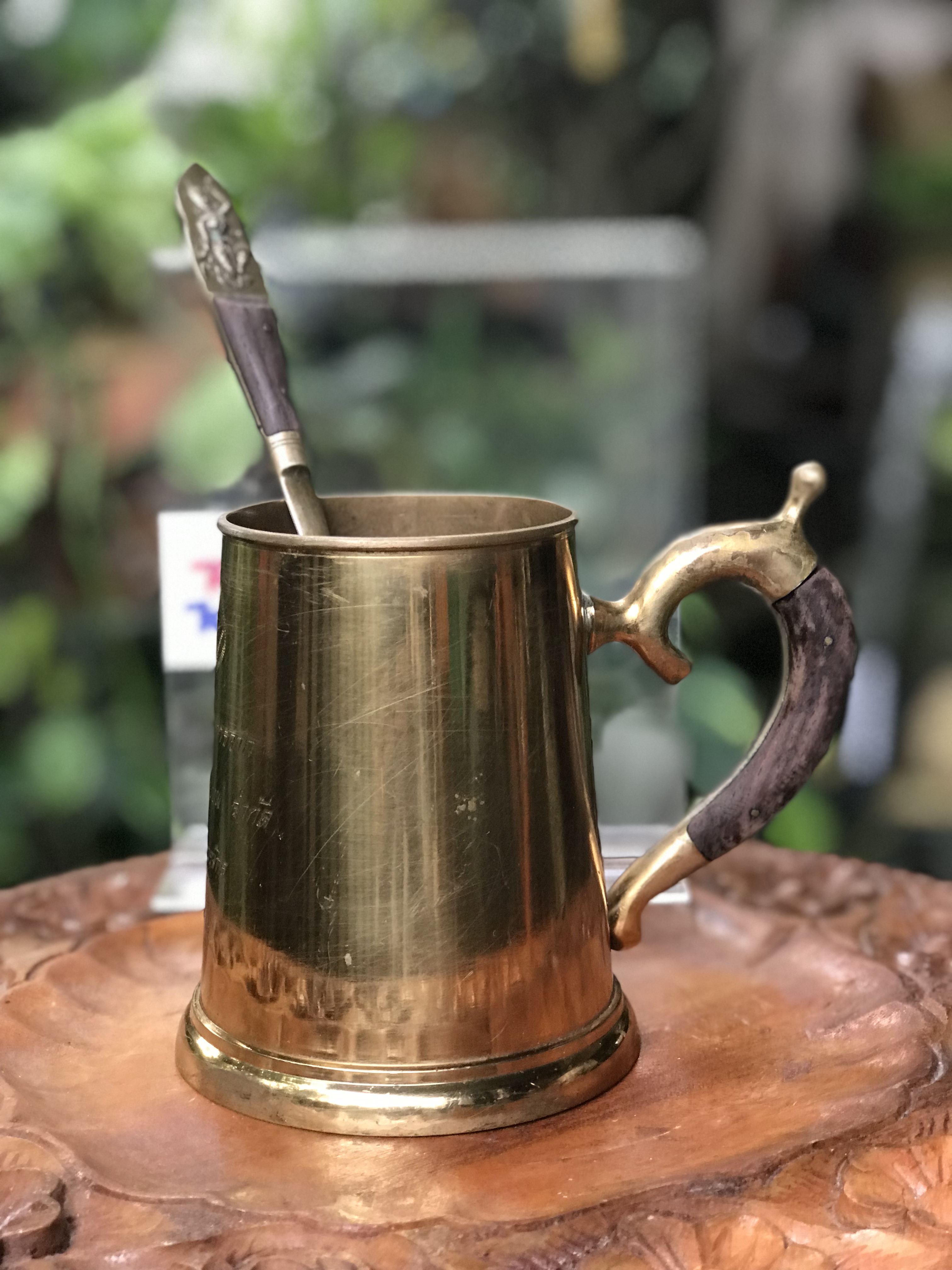 งานทองเหลืองเก่าหนาๆ แก้วน้ำ แก้วมัค แก้วกาแฟ มีหูจับ ด้ามไม้ พร้อมช้อนยาวลายนางฟ้า ด้ามไม้ ที่ระลึกธนาคารกรุงเทพ