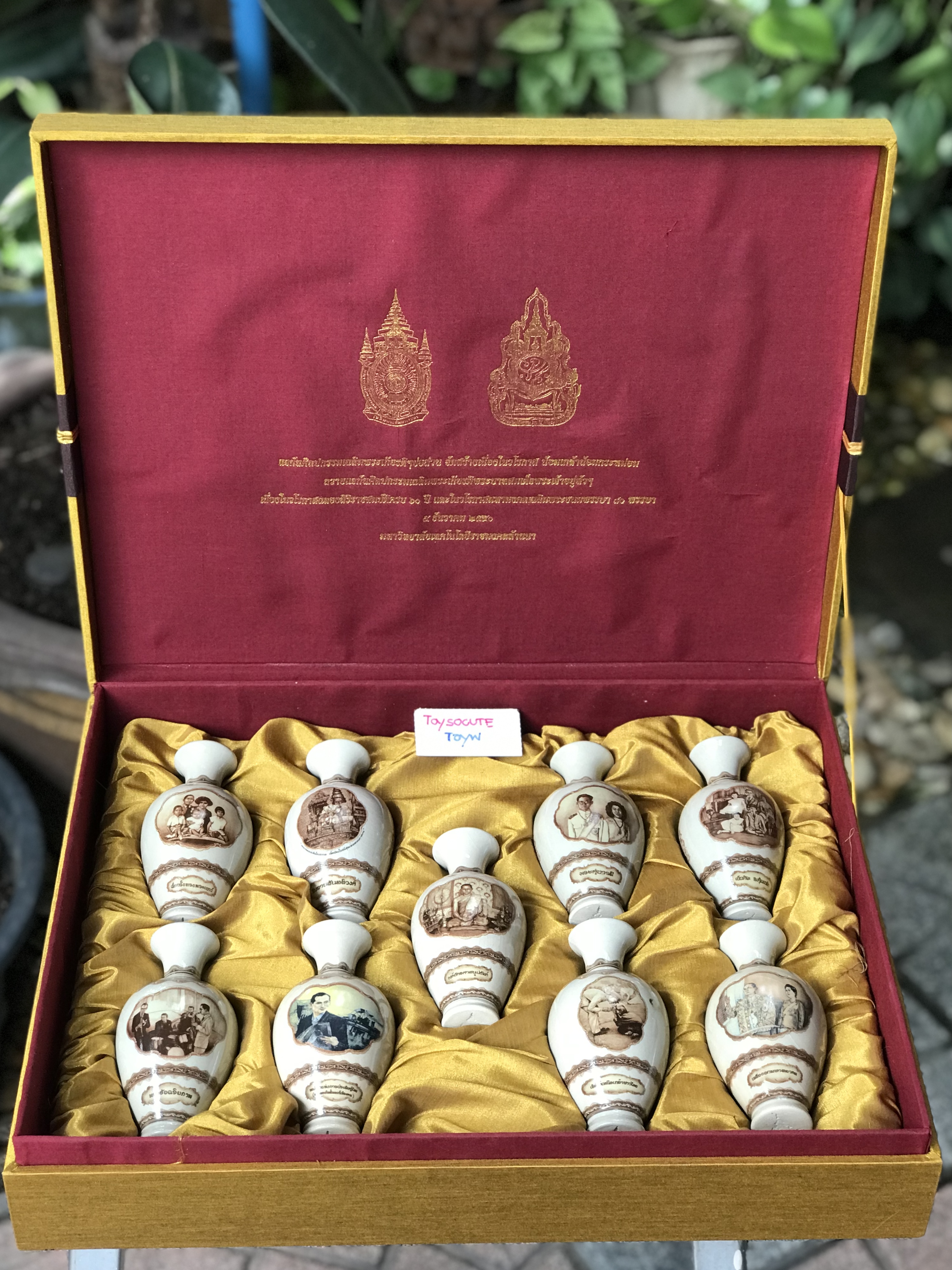 แจกันศิลปกรรมเฉลิมพระเกียรติฯ ในหลวง รัชกาลที่ 9 ชุด 9 ใบ บรรจุกล่องผ้าไหม เป็นของขวัญ ของที่ระลึกที่ทรงคุณค่า