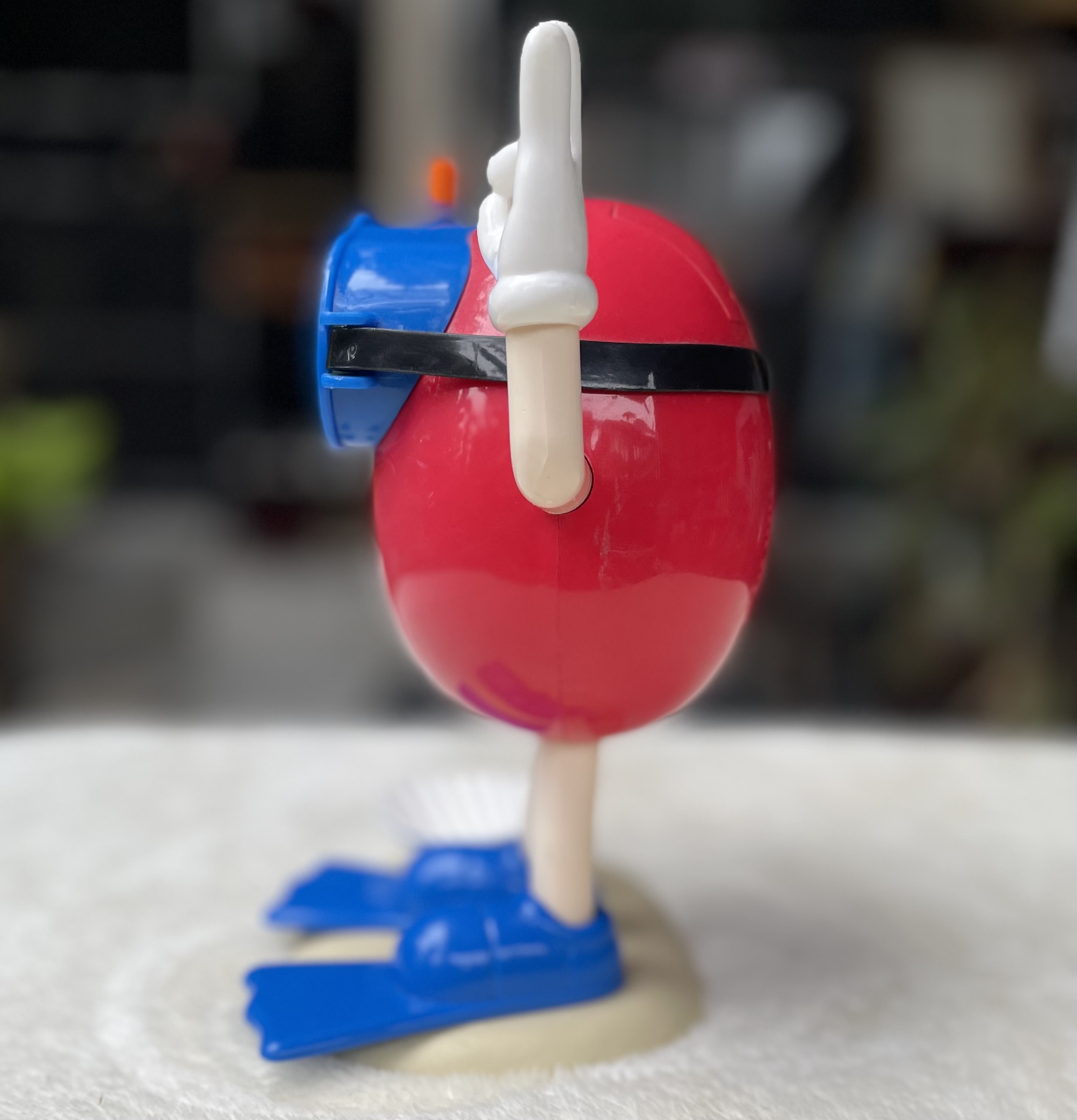 โมเดล ตุ๊กตา M&M เอ็ม แอนด์ เอ็ม นักดำน้ำสกูบา ฝาหลังเปิดได้ แขนกดขยับได้ M&M's Red Scuba Diver Candy Dispenser