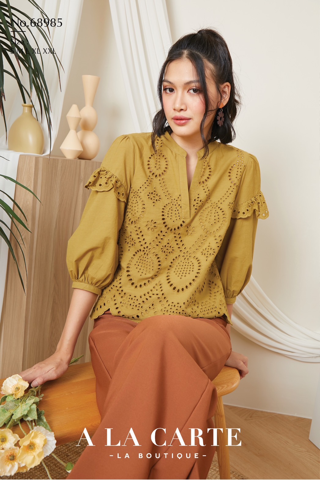 68985👒🎍A La Carte🎍เสื้อคอตตอนลูกไม้ปักฉลุ แขน 3 ส่วน เนื้อผ้านุ่มนำมาปักลายใหม่ เชิงเลาะลายรอบตัว คอผ่าวีติดกระดุม มีซับ สีขาว S,L-2XL สีเหลือง S,L,XL สีแดง L