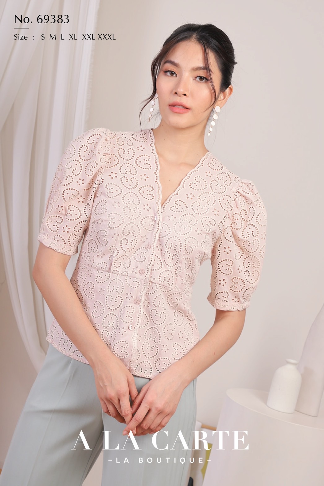 69383💐A la carte💐เสื้อคอตตอนลูกไม้งานปัก ผ้าเนื้อนุ่มใส่สบาย ทรงคอวีผ่ากระดุมหน้า มีการเข้ารูปเล็กน้อย ทรงแขนสั้นเหนือศอกมีการรูดยกหัวไหล่ จีบข้างแขน🌸สีชมพู S,2XL-3XL เขียว S,3XL ดำ S-XL,3XL